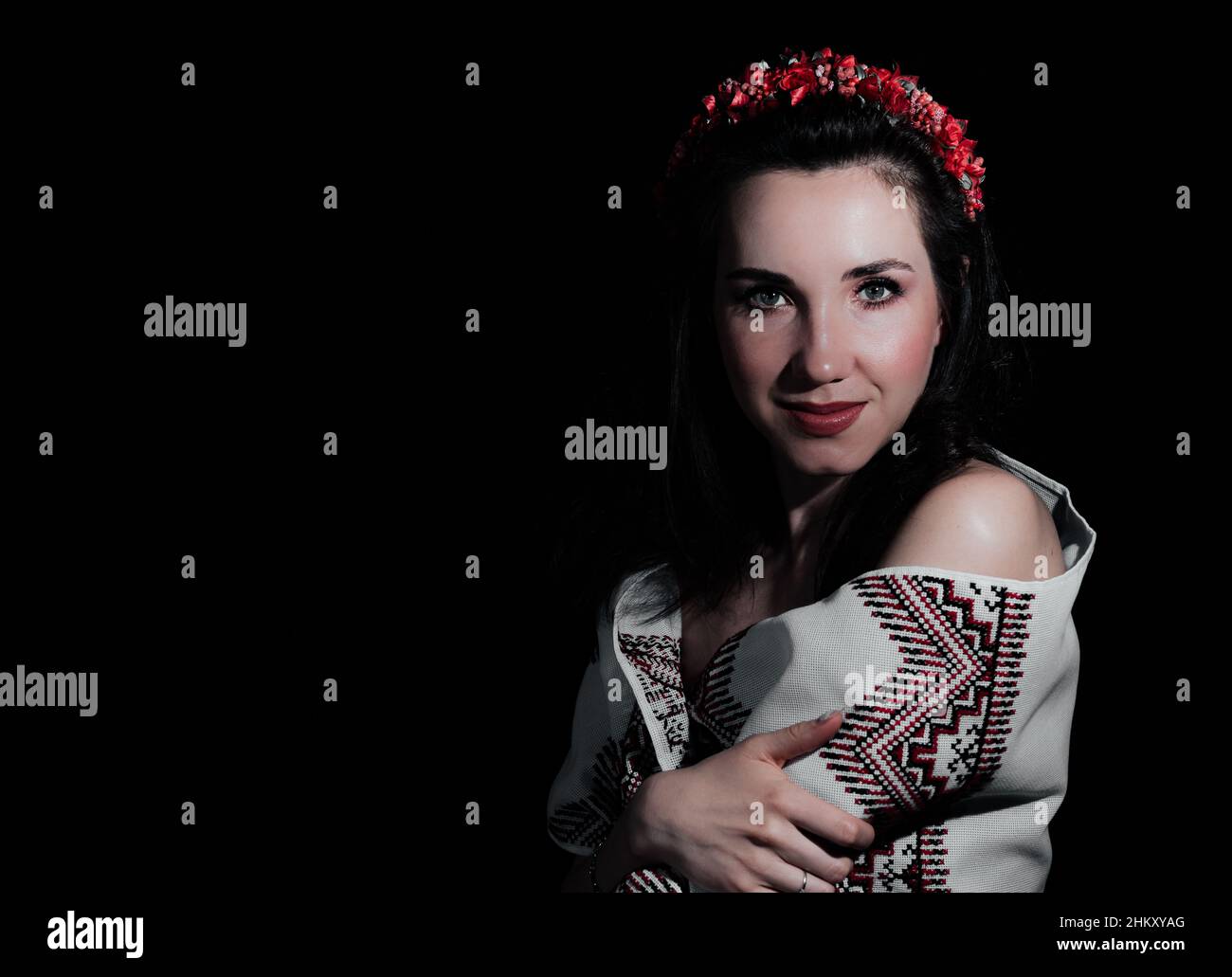 Fille ukrainienne dans la broderie traditionnelle. Banque D'Images