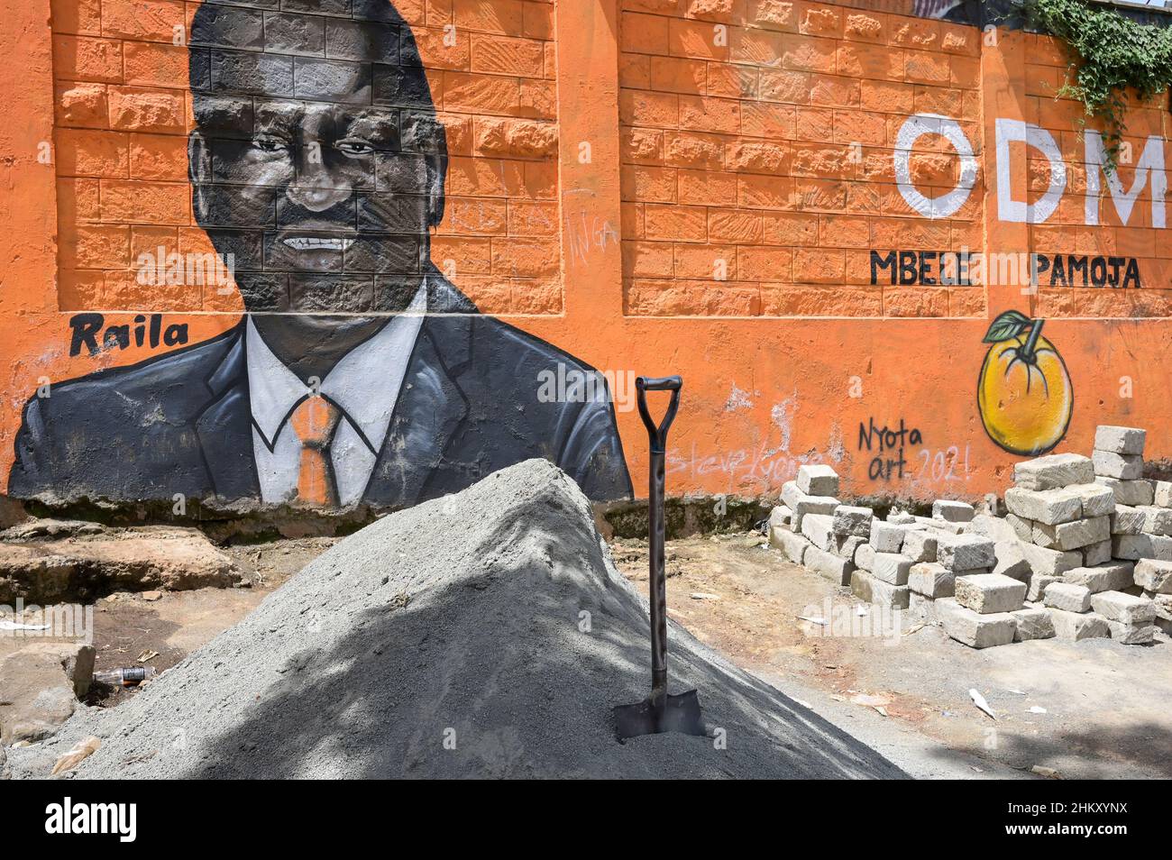 KENYA, Nairobi, slum Kibera, élection présidentielle de 2022, panneau d'affichage de la candidate Raila Amollo Odinga de l'ODM Parti du mouvement démocratique Orange / KENIA, Nairobi, slum Kibera, Präsidenten Wahl 2022, Wandbild des Kandidaten Raila Amollo Odinga von der ODM mouvement démocratique Orange Partei Banque D'Images