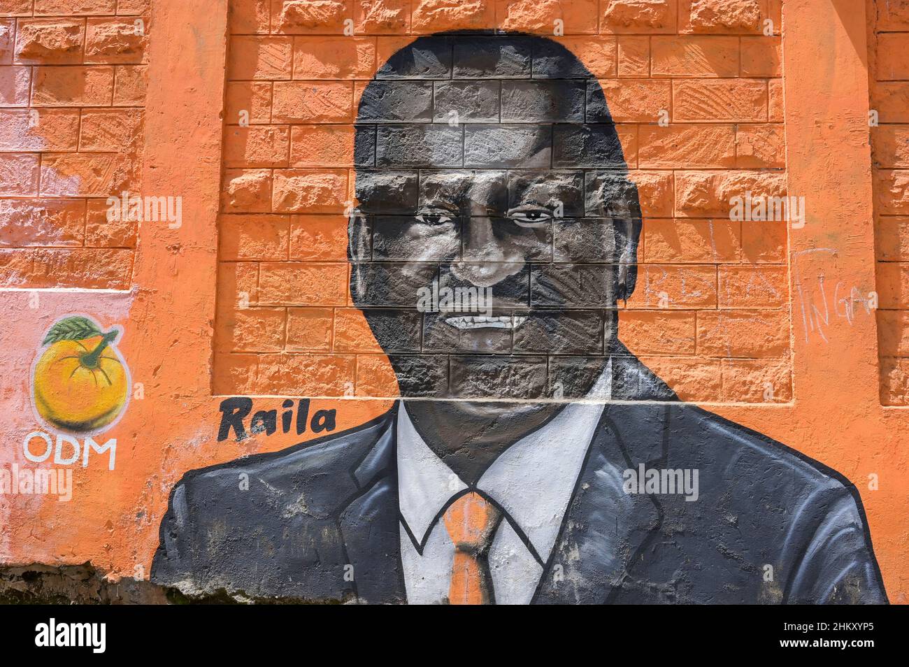 KENYA, Nairobi, slum Kibera, élection présidentielle de 2022, panneau d'affichage de la candidate Raila Amollo Odinga de l'ODM Parti du mouvement démocratique Orange / KENIA, Nairobi, slum Kibera, Präsidenten Wahl 2022, Wandbild des Kandidaten Raila Amollo Odinga von der ODM mouvement démocratique Orange Partei Banque D'Images