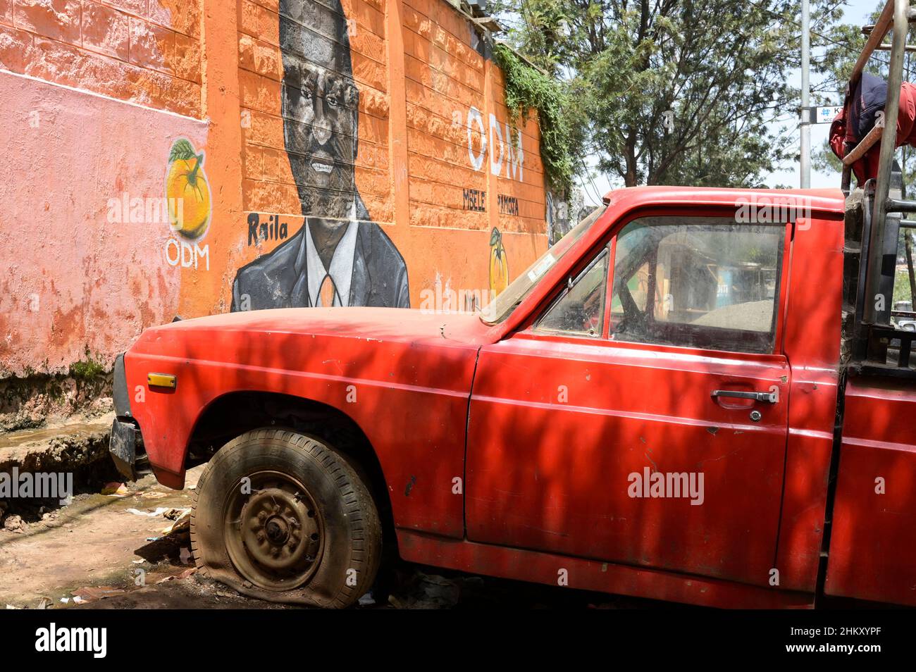 KENYA, Nairobi, slum Kibera, élection présidentielle de 2022, panneau d'affichage de la candidate Raila Amollo Odinga de l'ODM Parti du mouvement démocratique Orange / KENIA, Nairobi, slum Kibera, Präsidenten Wahl 2022, Wandbild des Kandidaten Raila Amollo Odinga von der ODM mouvement démocratique Orange Partei Banque D'Images