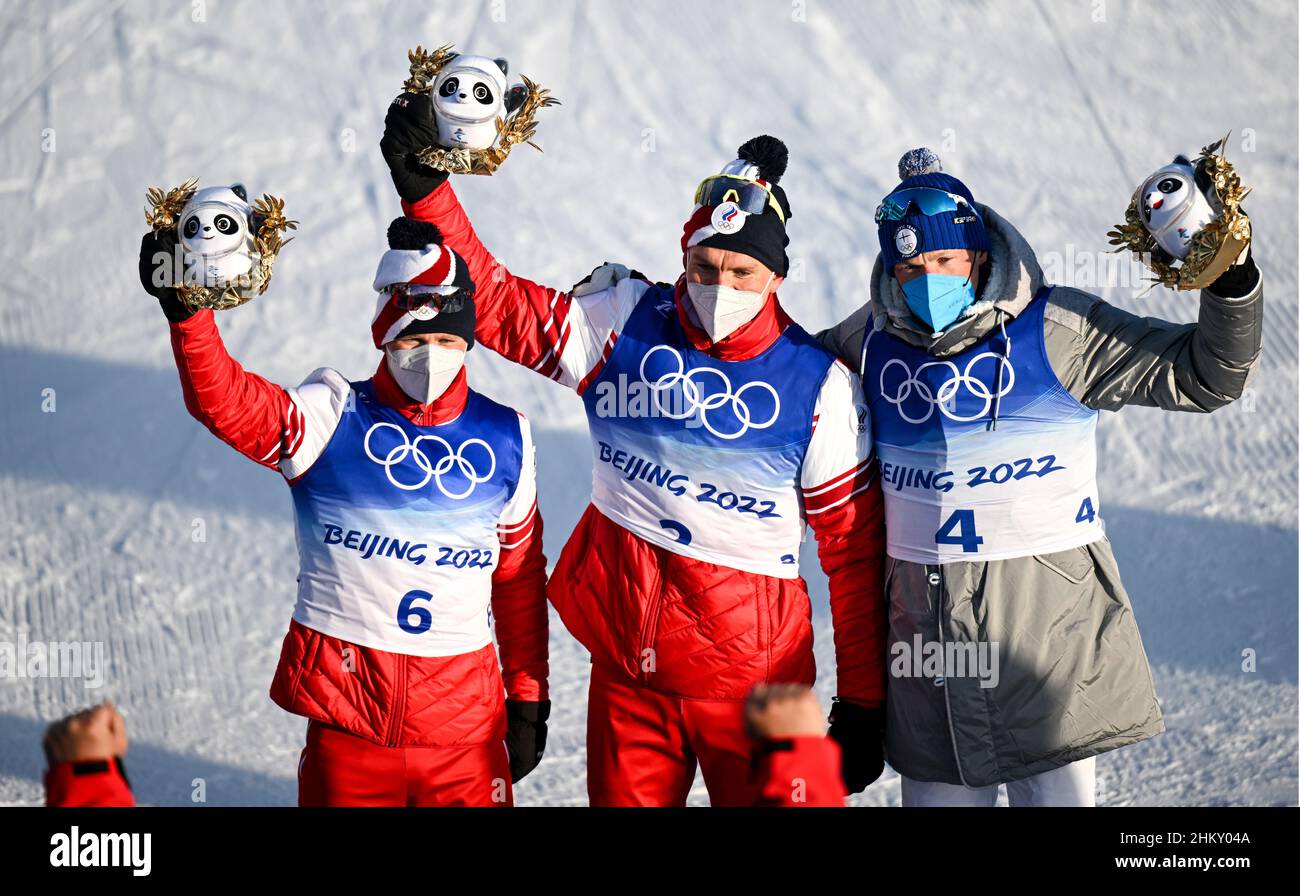 Zhangjiakou, Chine.06th févr. 2022.Jeux olympiques: Ski nordique/de fond: Skiathlon 2 x 15 km, hommes au centre national de ski de Zhangjiakou.Denis Spizov (l-r), vainqueur Alexander Bolshunov, les deux démarreurs pour le Comité olympique russe, et Livo Niskanen de Finlande, troisième placé, applaudissent avec les mascottes olympiques dans leurs mains.Credit: Hendrik Schmidt/dpa/Alay Live News Banque D'Images