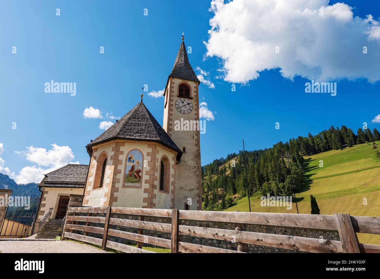Église de San Vito (Kirche St. Veit), Vallée de Braies, commune de Prags, Parc naturel de Fanes-Senes-Braies, Dolomites, Tyrol du Sud, Trentin-Haut-Adige. Banque D'Images