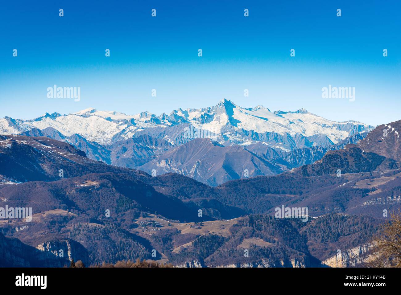 Chaîne de montagnes de Monte Baldo, vallée d'Adige et parc national d'Adamello Brenta avec le sommet de Care Alto vu du plateau de Lessinia. Italie. Banque D'Images