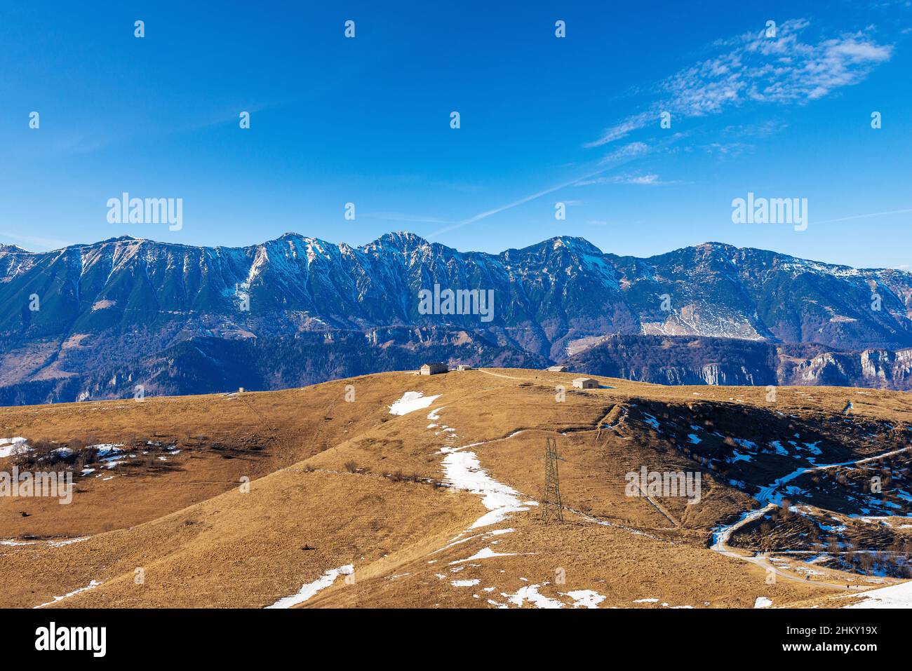 Parc naturel régional du plateau de Lessinia et chaîne de montagnes de Monte Baldo en hiver, côté est, vallée de l'Adige, Alpes italiennes. Vénétie et Trentin, Italie. Banque D'Images