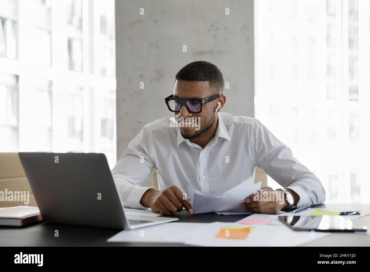 Joyeux jeune Afro-américain professionnel homme d'affaires en lunettes Banque D'Images