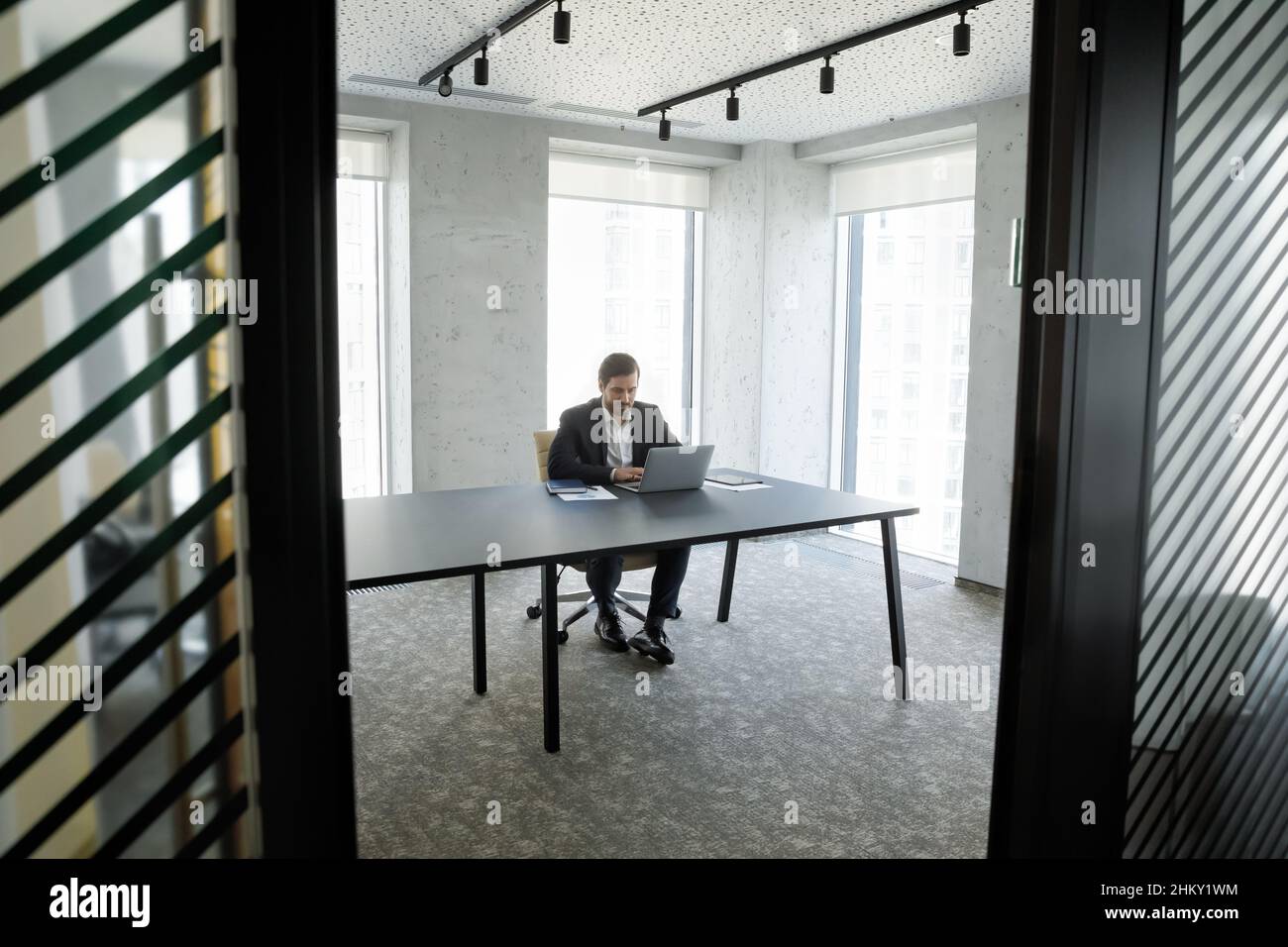 Homme d'affaires, chef d'équipe travaillant à l'ordinateur portable dans le bureau, a pu prendre une photo Banque D'Images