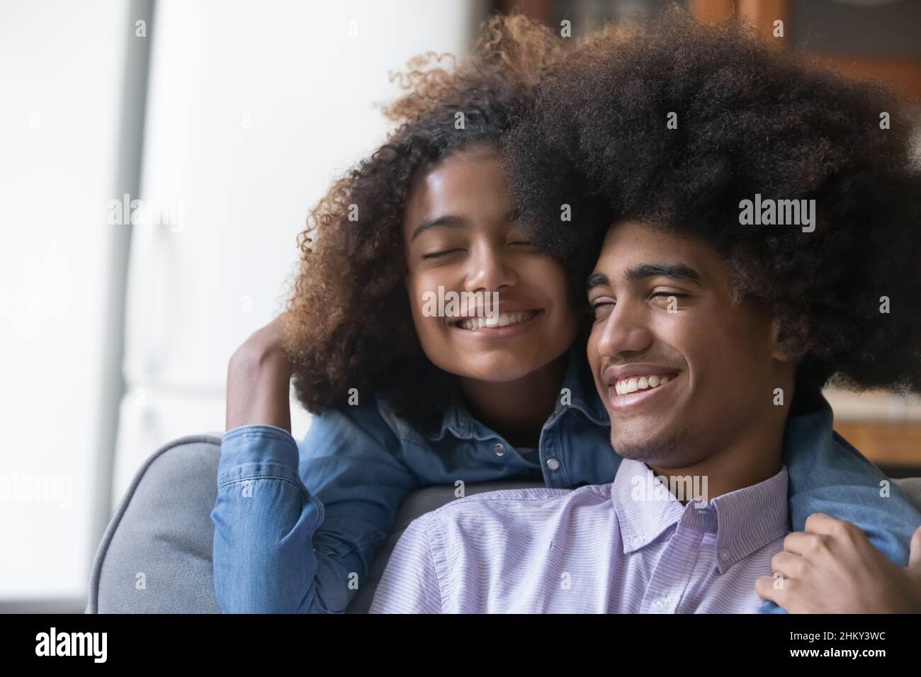 Joyeux jeune adolescent Noir couple appréciant la rencontre à la maison Banque D'Images