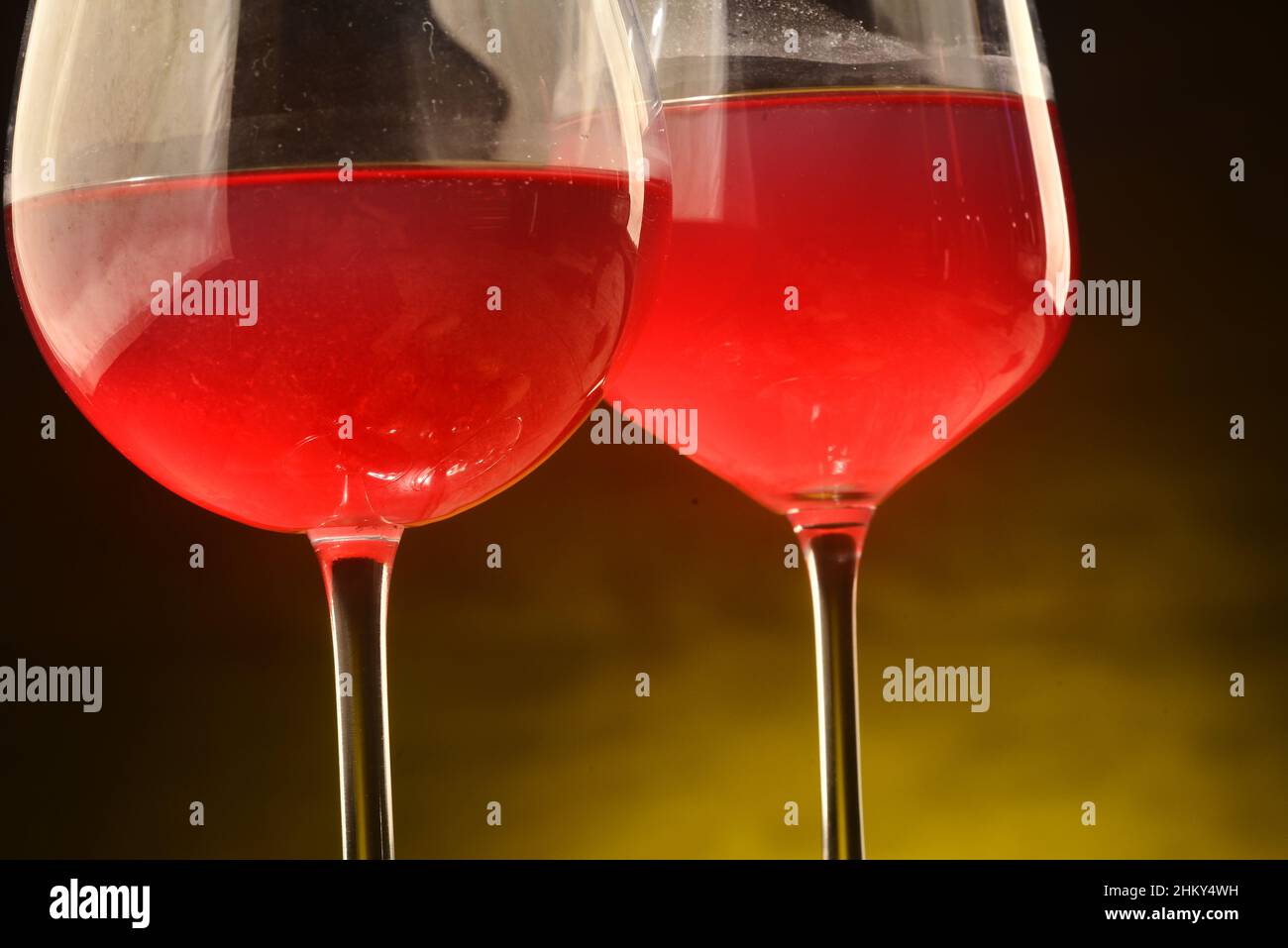 Bouteille, tonneau et verre de vin sur la table Banque D'Images