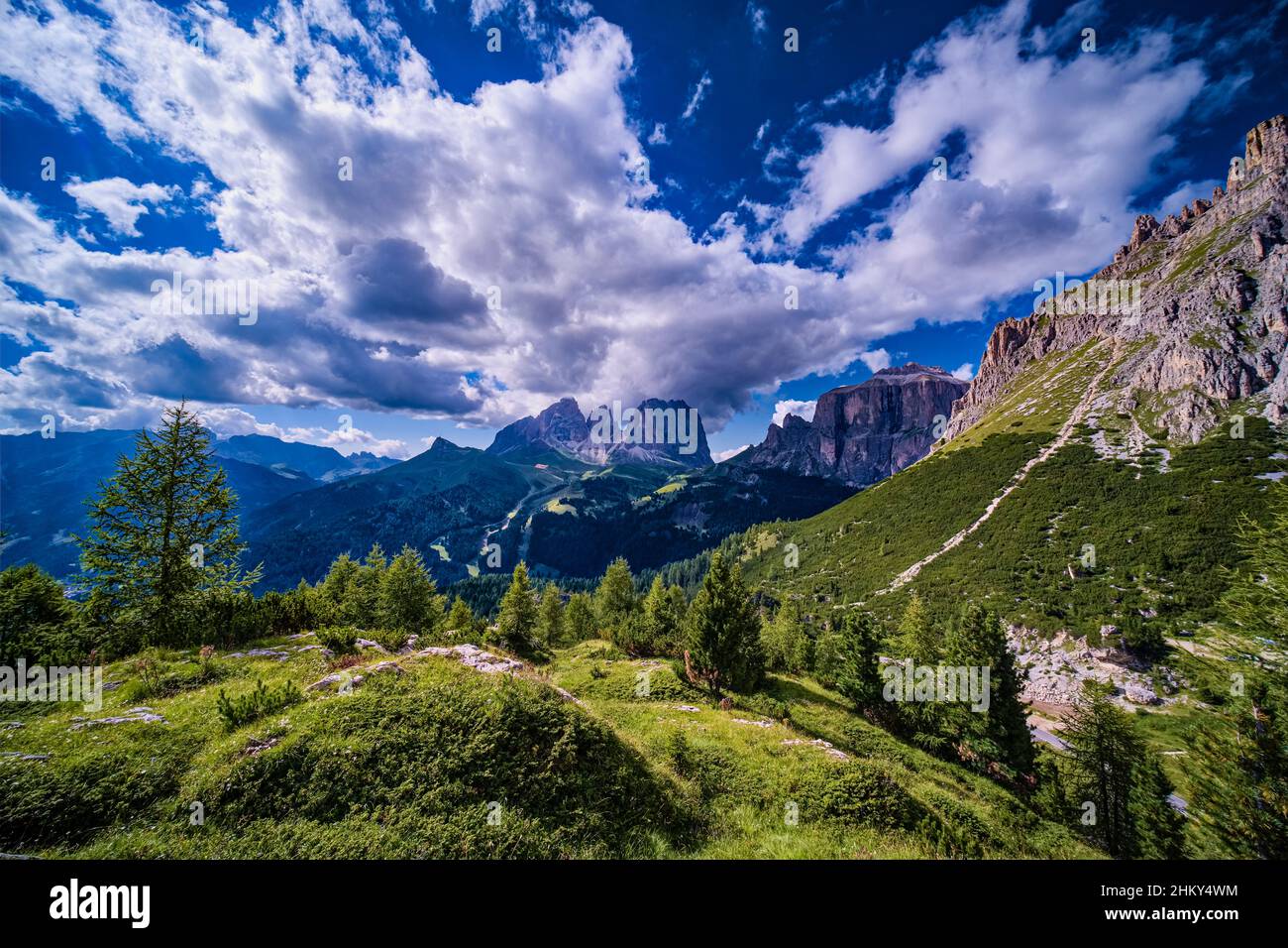 Sommets de Plattkofel, Grohmannspitze et Langkofel au milieu, parois rocheuses du groupe Sella sur le côté droit, vue du col de Pordoi. Banque D'Images