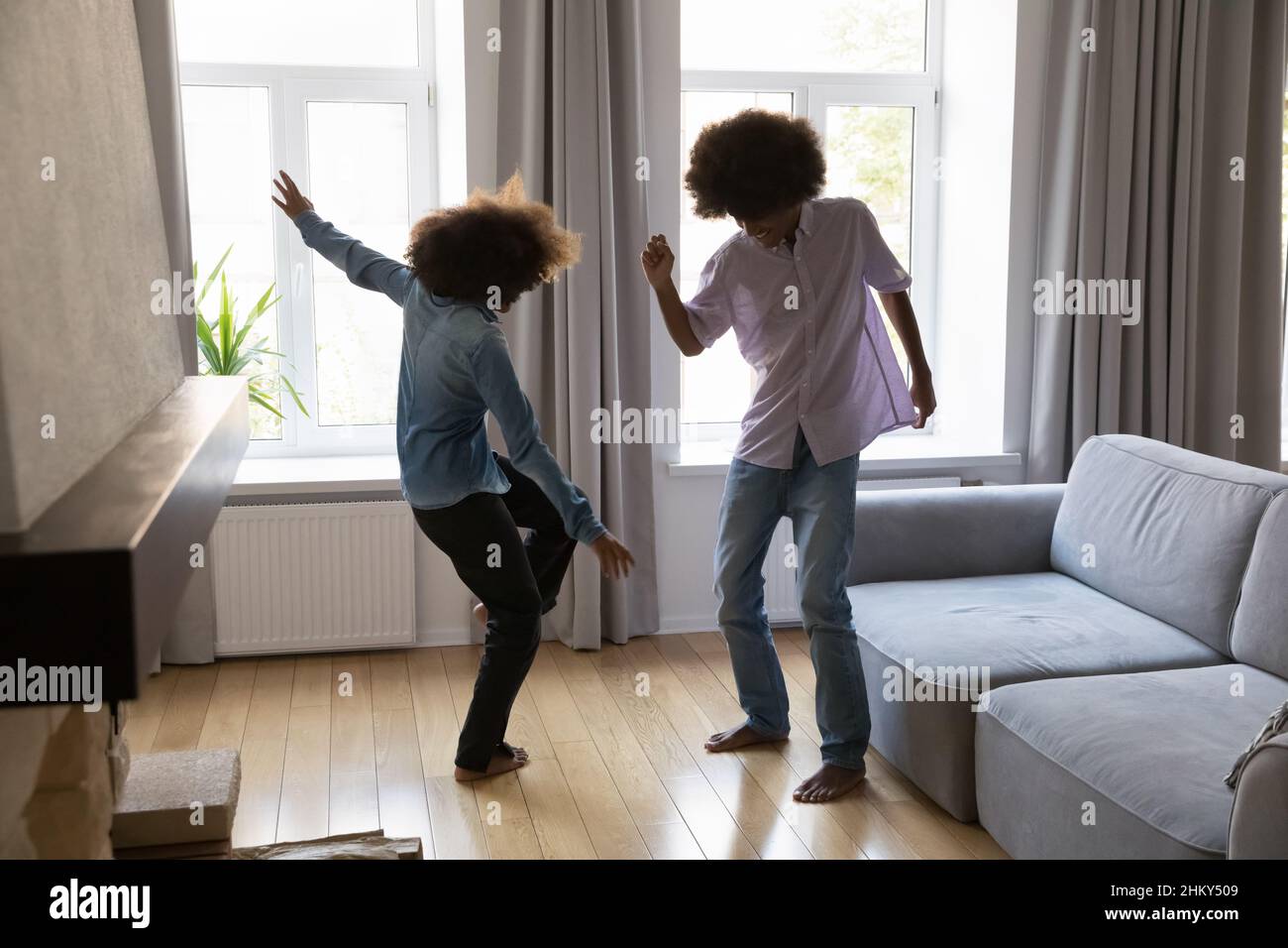 Joyeux couple africain de l'adolescence en s'amusant à la fête à la maison Banque D'Images