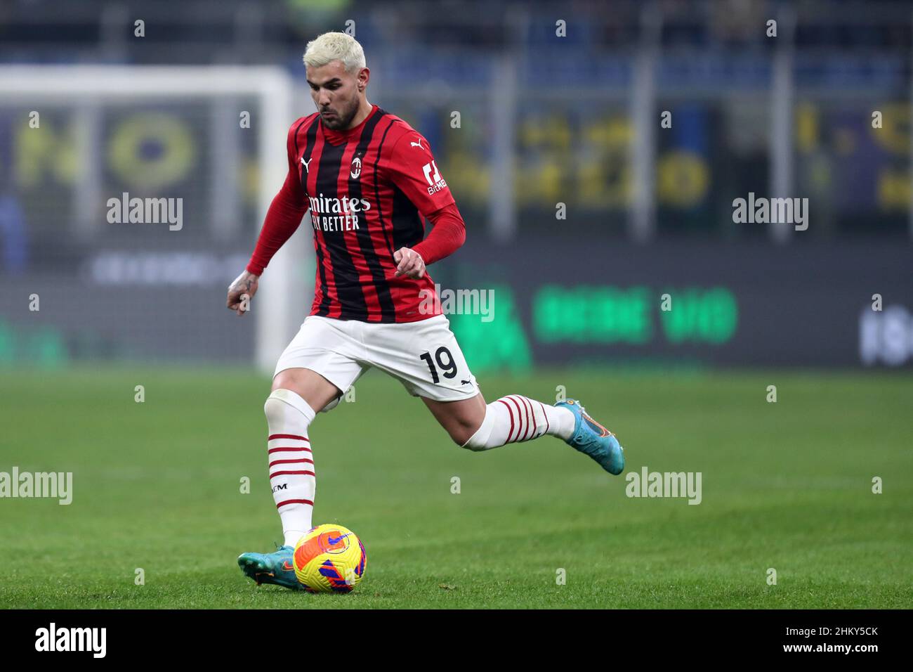 Theo Hernandez de l'AC Milan contrôle le ballon pendant la série Un match entre le FC