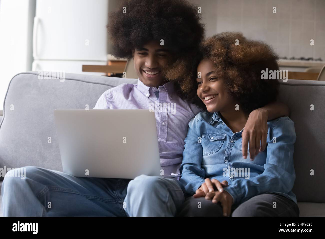 Joyeux adolescent datant Black couple appréciant le temps de loisirs à la maison Banque D'Images