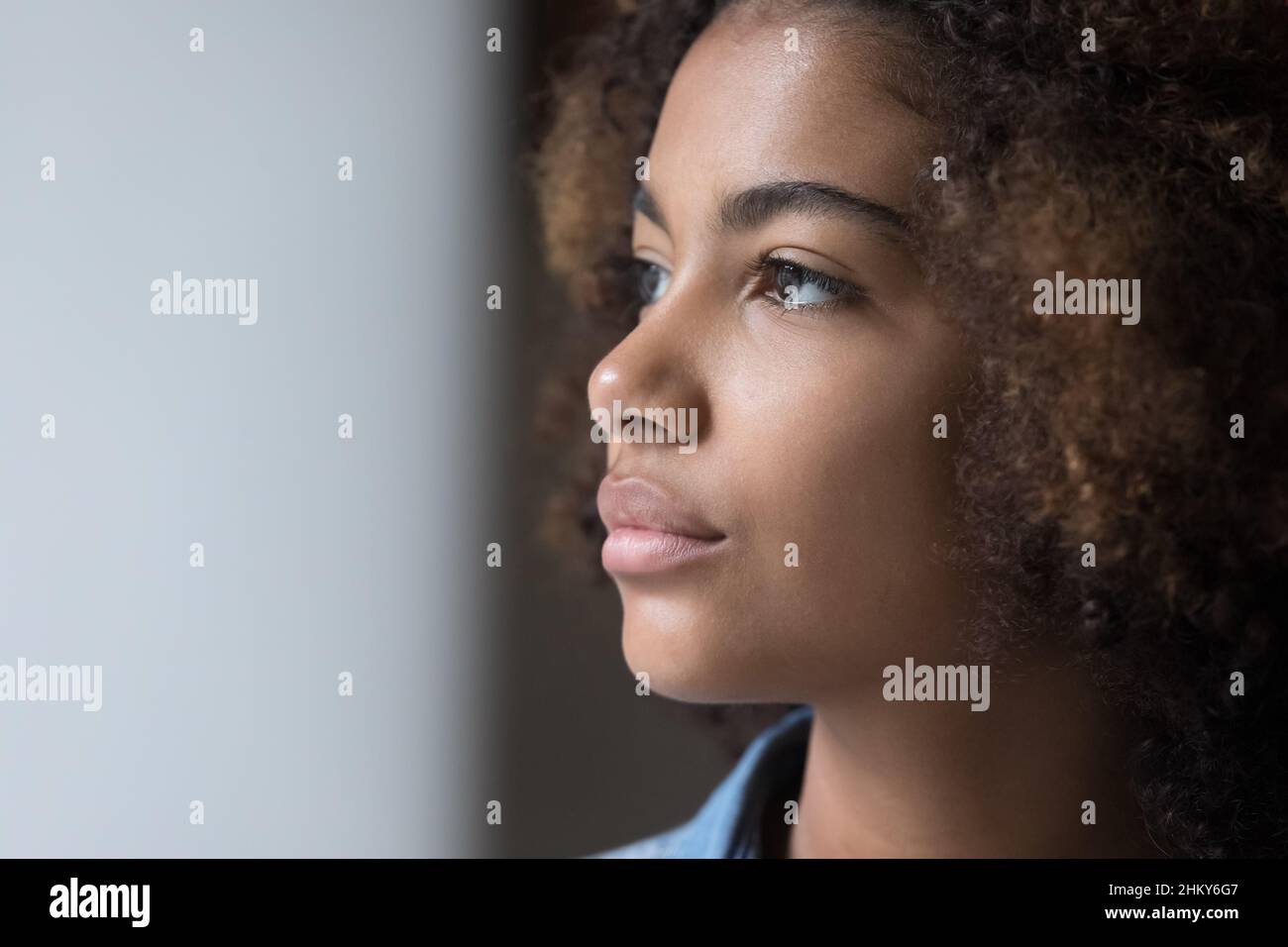 Portrait sérieux de jeune fille afro-américaine sérieux et réfléchi Banque D'Images