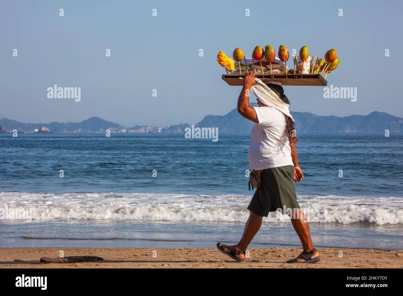 Femme vendant des fruits.Plage de Manzanillo.Océan Pacifique.Colima.Mexique, Amérique du Nord Banque D'Images