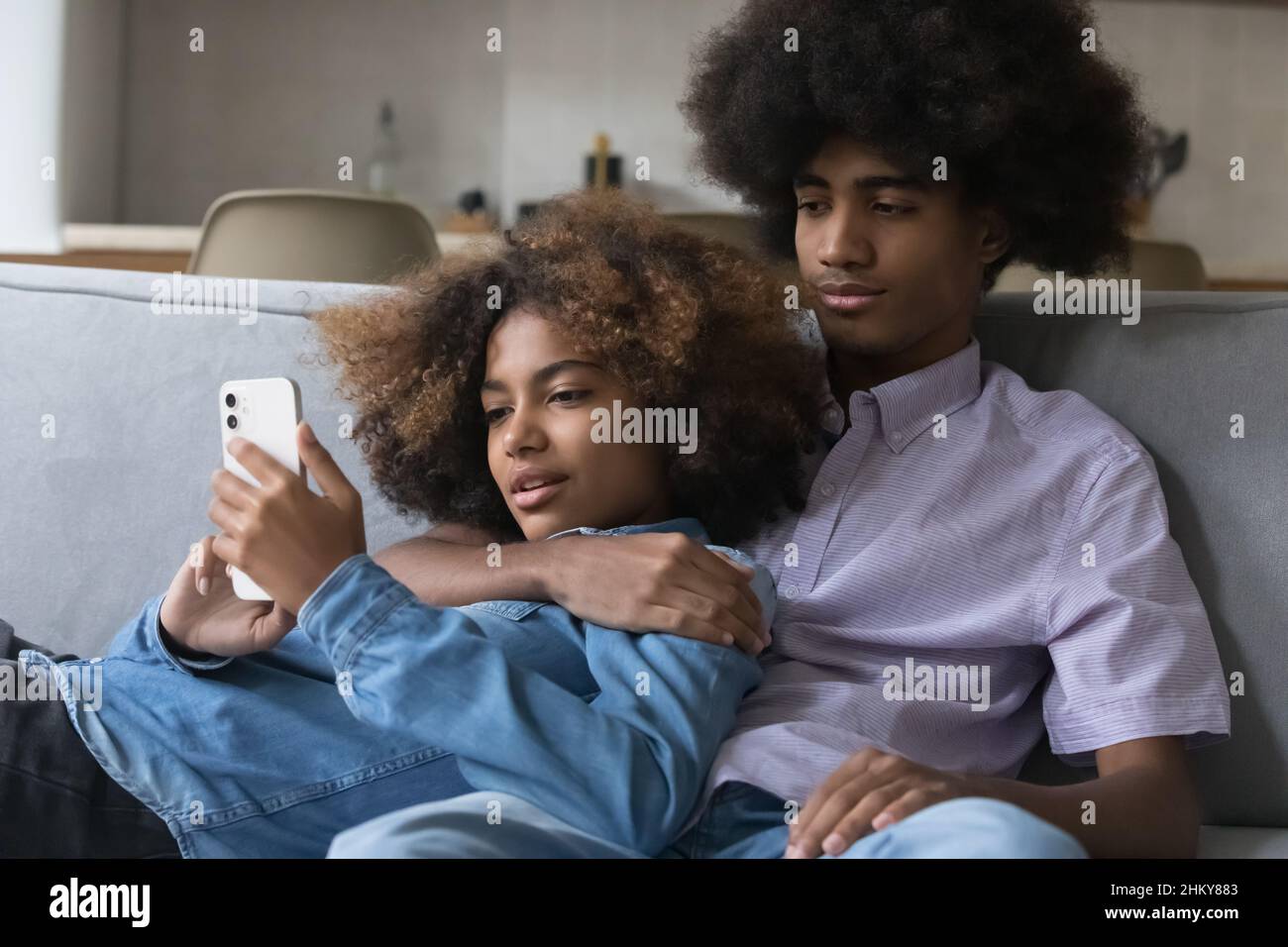 Couple d'adolescents africains amoureux se reposant sur un canapé Banque D'Images