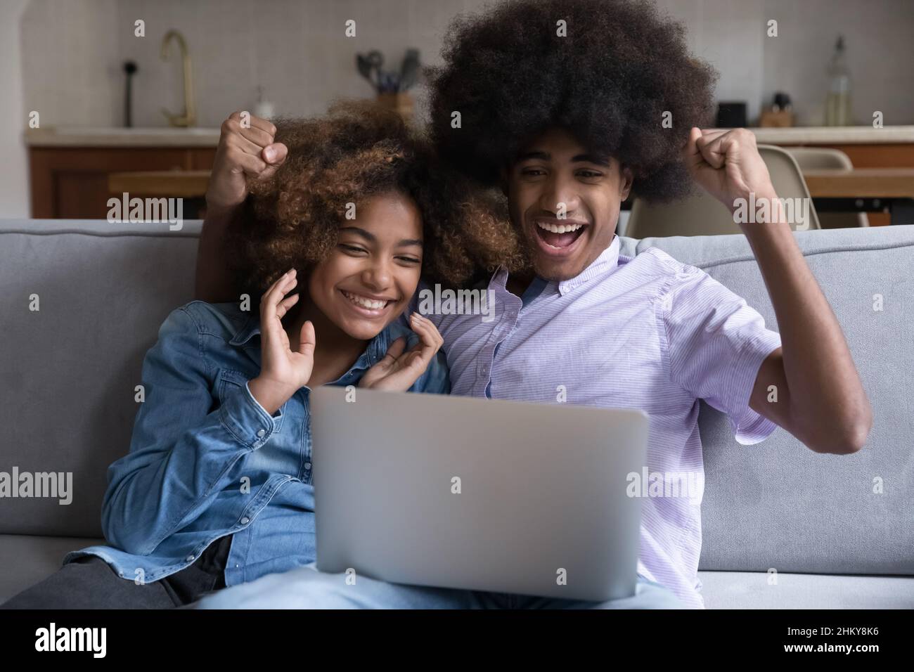 J'ai surpris un couple adolescent africain qui utilisait un ordinateur portable Banque D'Images