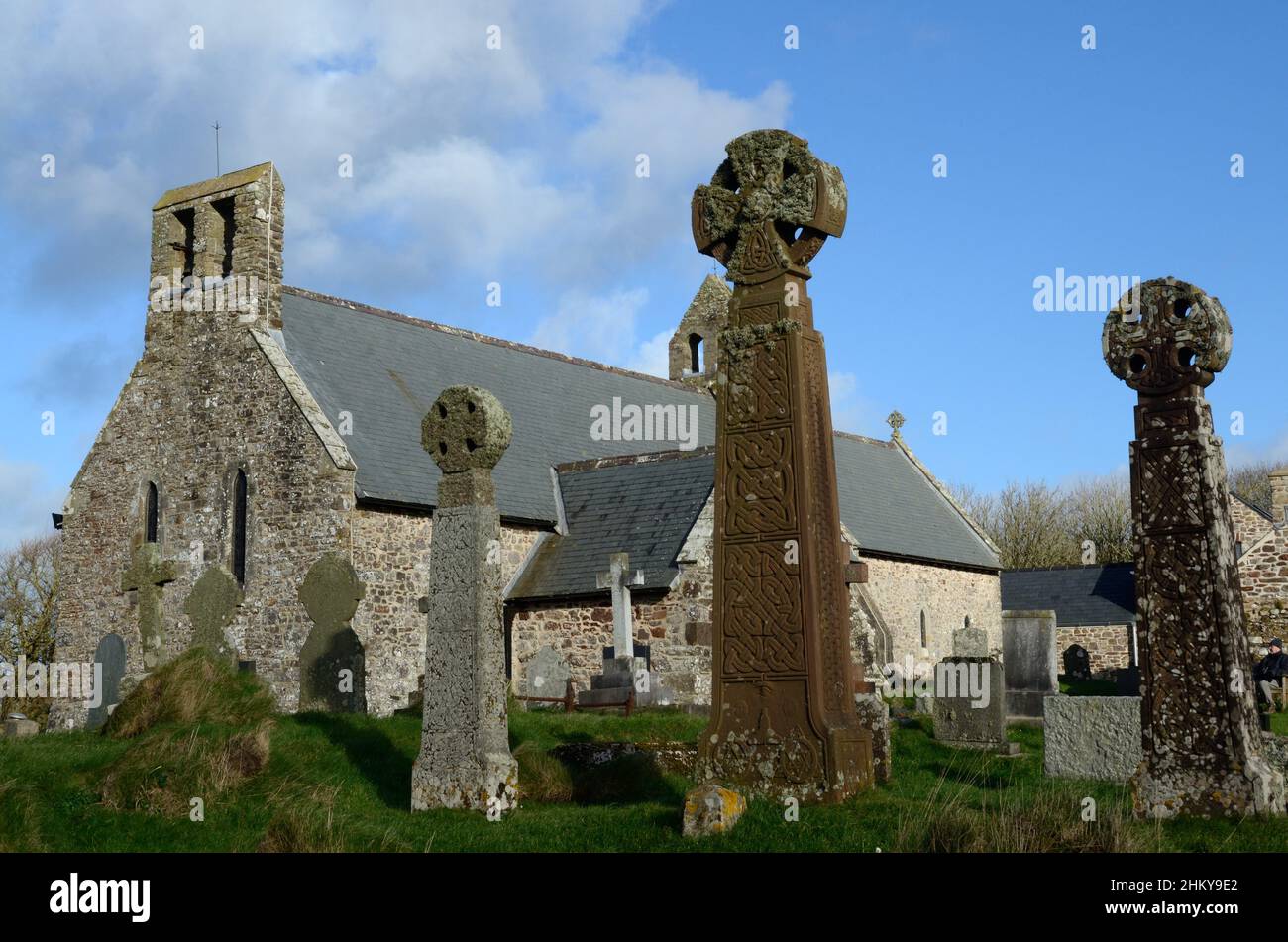 Trois anciennes croix celtiques à l'extérieur de l'église St Bridgets St Brides Haven Pembrokeshire pays de Galles Royaume-Uni Banque D'Images