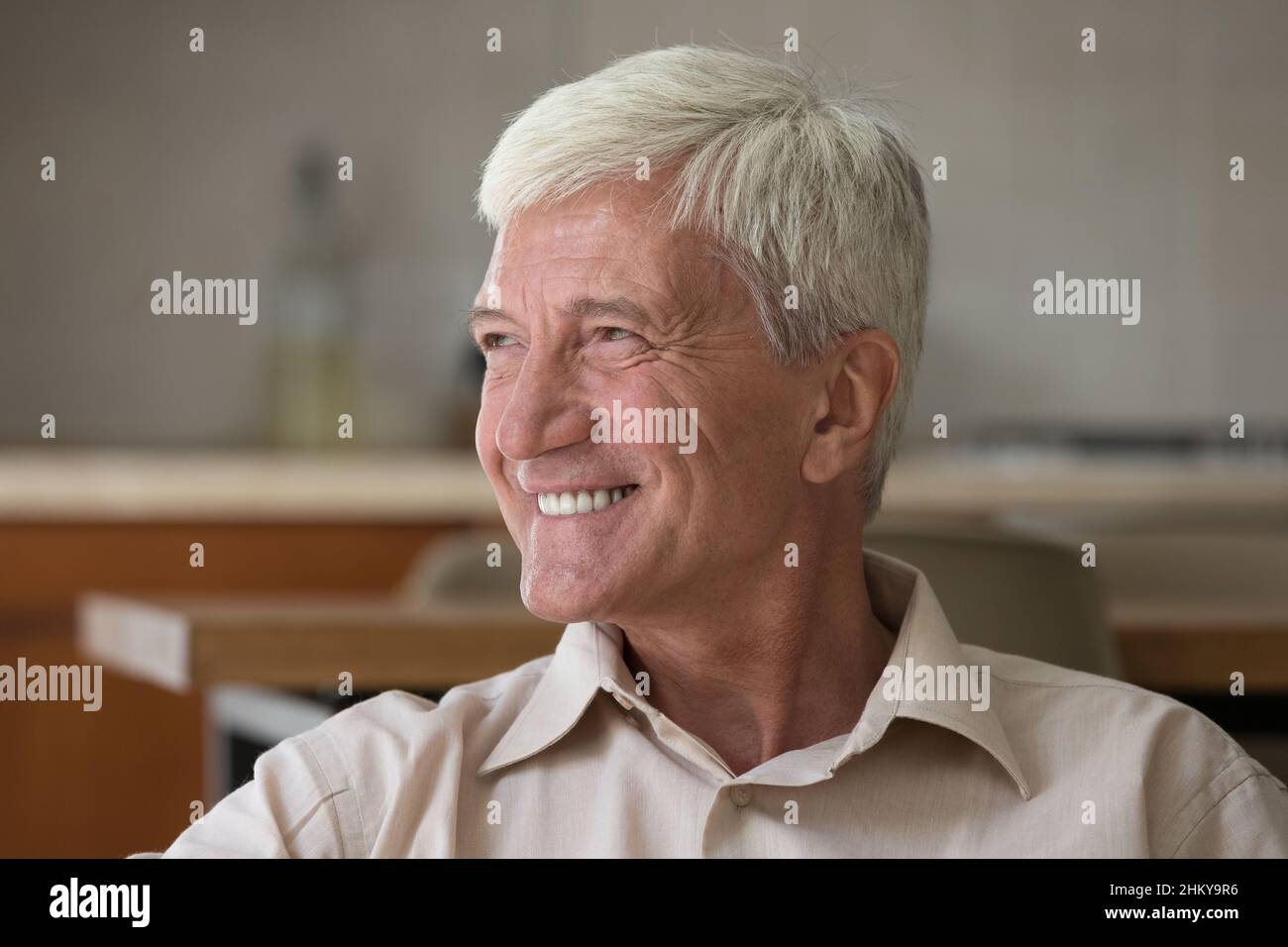 Heureux 60s homme âgé regardant loin dans profonde de bonnes pensées Banque D'Images