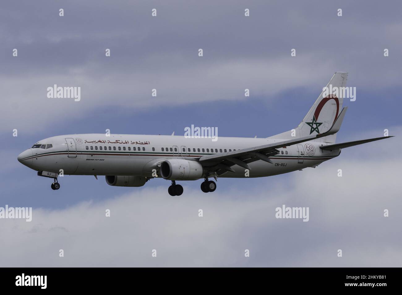 Gros plan d'un Boeing 737-8B6 du CN-RGJ Royal Air Maroc dans le ciel Banque D'Images