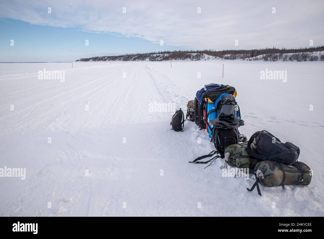 Bagages sur la neige qui attendent d'être ramassés, surgelé OB River, Yamalo-Nenets Autonomous Okrug Banque D'Images