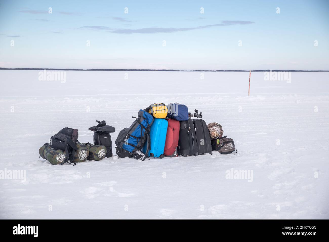Bagages sur la neige qui attendent d'être ramassés, surgelé OB River, Yamalo-Nenets Autonomous Okrug Banque D'Images