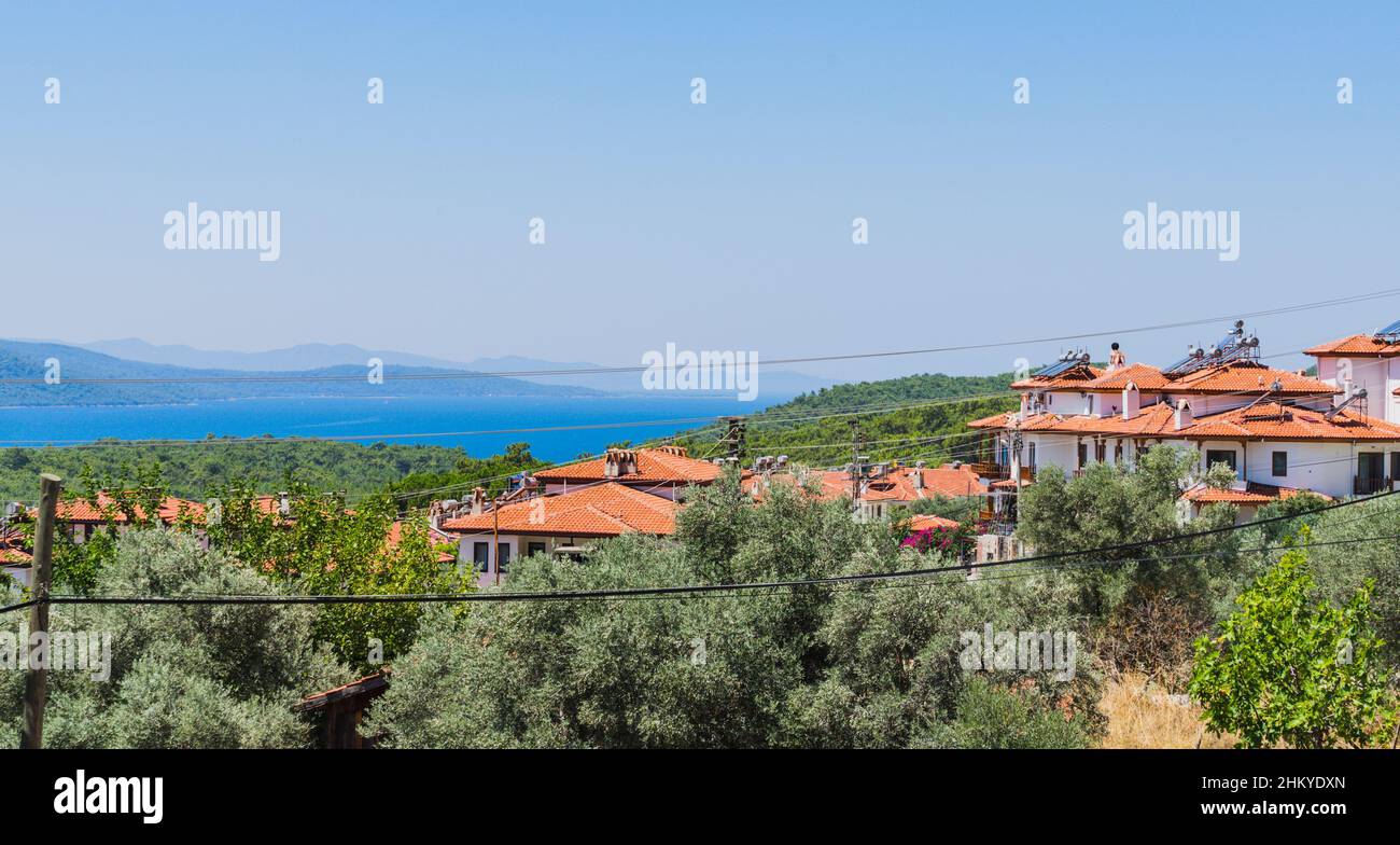 Vue panoramique sur les maisons d'Akyaka (Gokova) avec paysage marin.Akyaka est une commune côtière de la province de Mugla, dans le sud-ouest de la Turquie. Banque D'Images