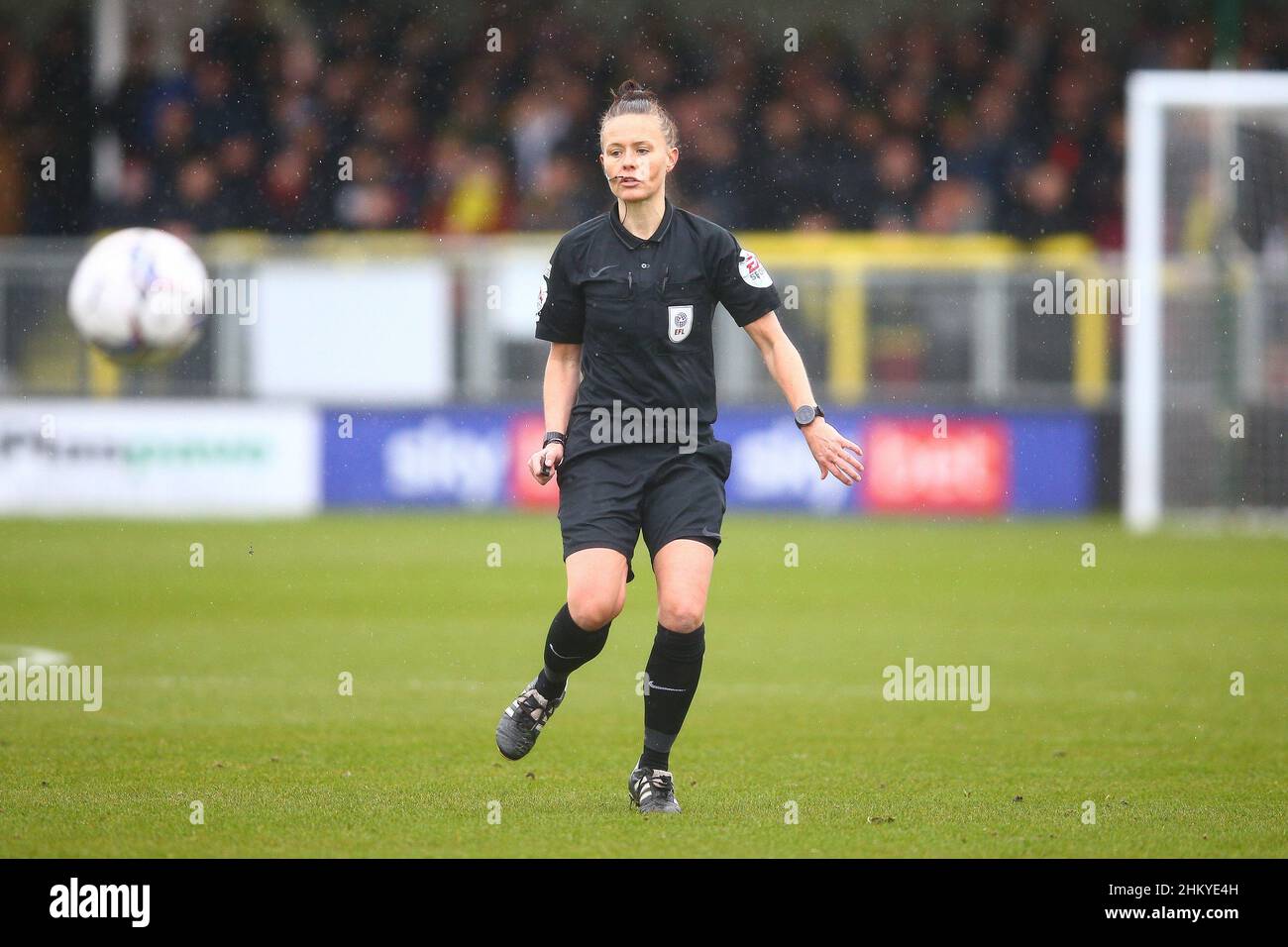 Envirovent Stadium, Harrogate, Angleterre - 5th février 2022 Referee Rebecca Welch - pendant le jeu Harrogate v Bradford City, EFL League 2, 2021/22, au Envirovent Stadium, Harrogate, Angleterre - 5th février 2022 crédit: Arthur Haigh/WhiteRosePhotos/Alamy Live News Banque D'Images