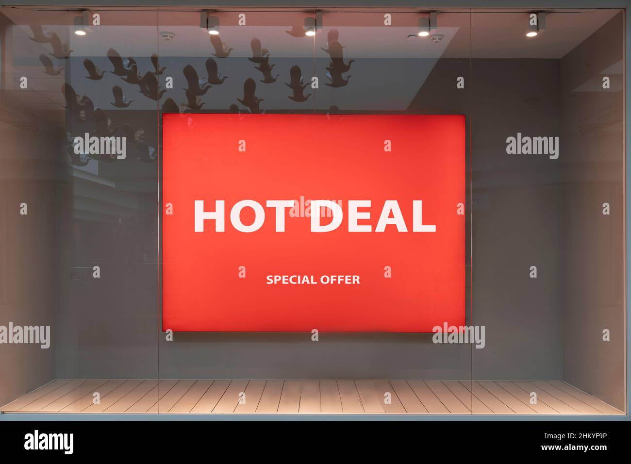 hot deal - bannière rouge dans la fenêtre d'un supermarché boutique texte en lettres blanches. Banque D'Images