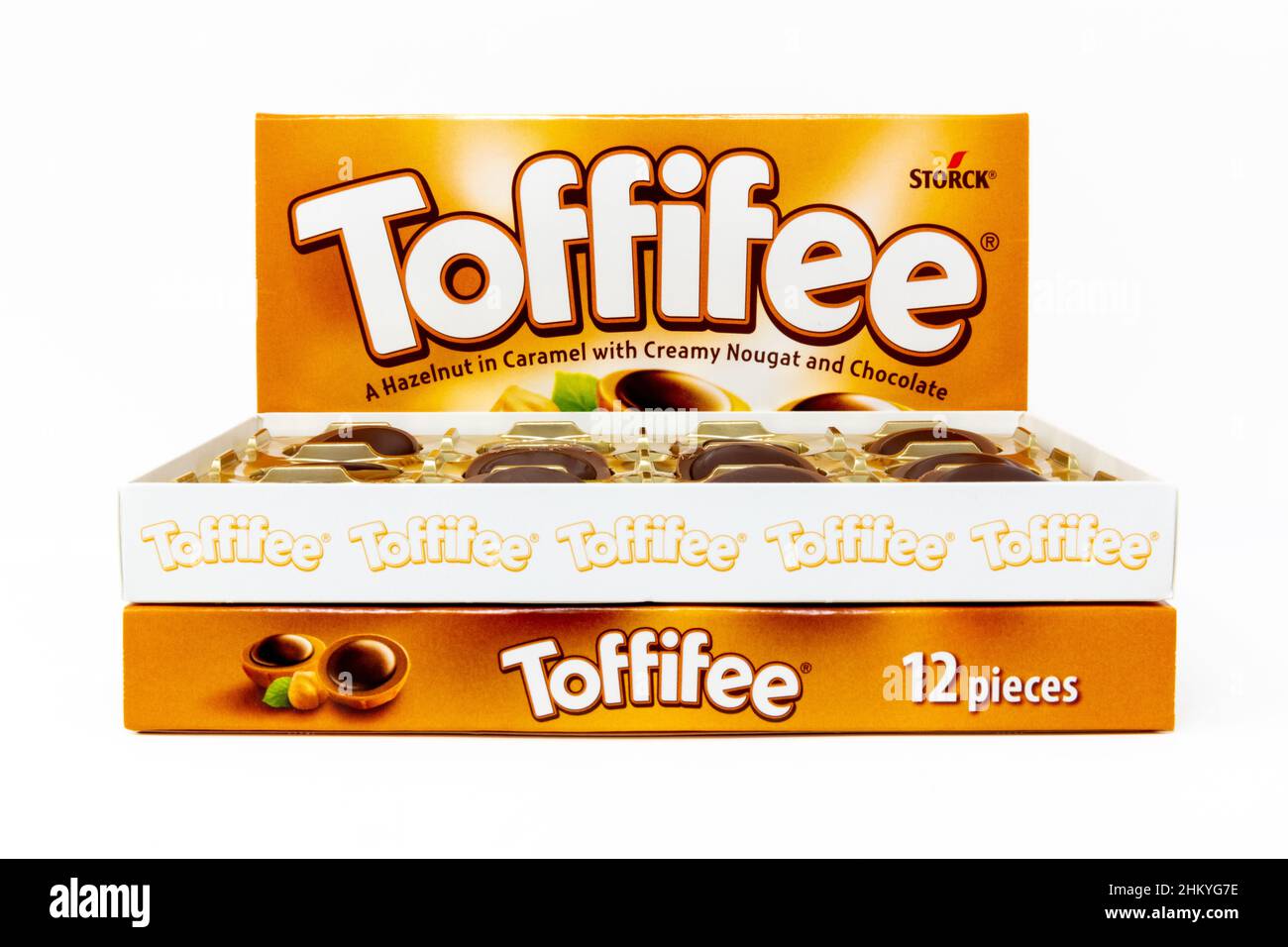 Boîte de bonbons caramel Toffifee faite par la société de confiserie allemande Storck Banque D'Images