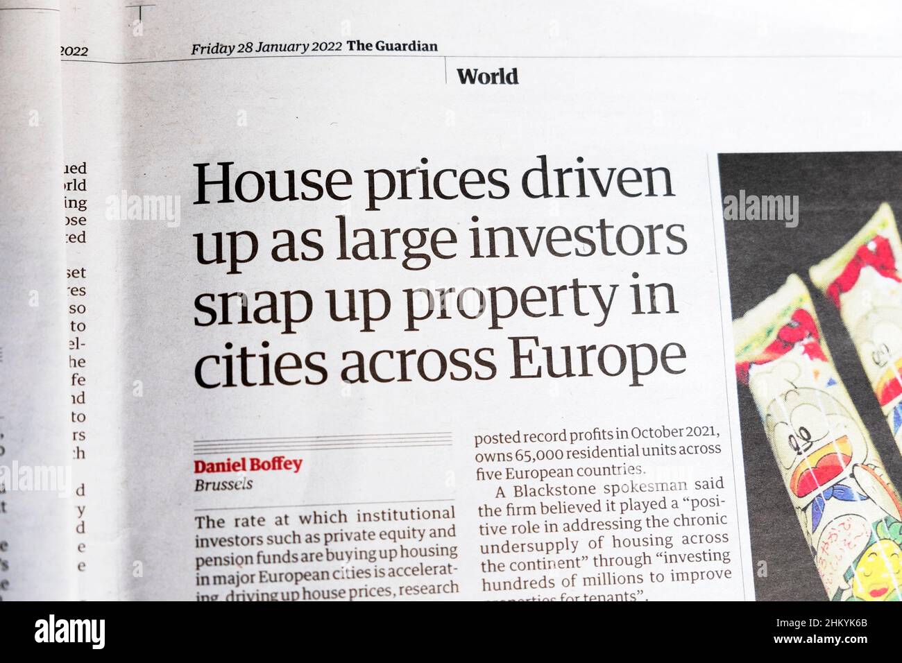 « Les prix de l'immobilier ont augmenté lorsque les grands investisseurs ont créé des biens immobiliers dans des villes d'Europe », le journal Guardian, a publié un article sur le journal The Guardian le 28 janvier 2022 à Londres, au Royaume-Uni Banque D'Images