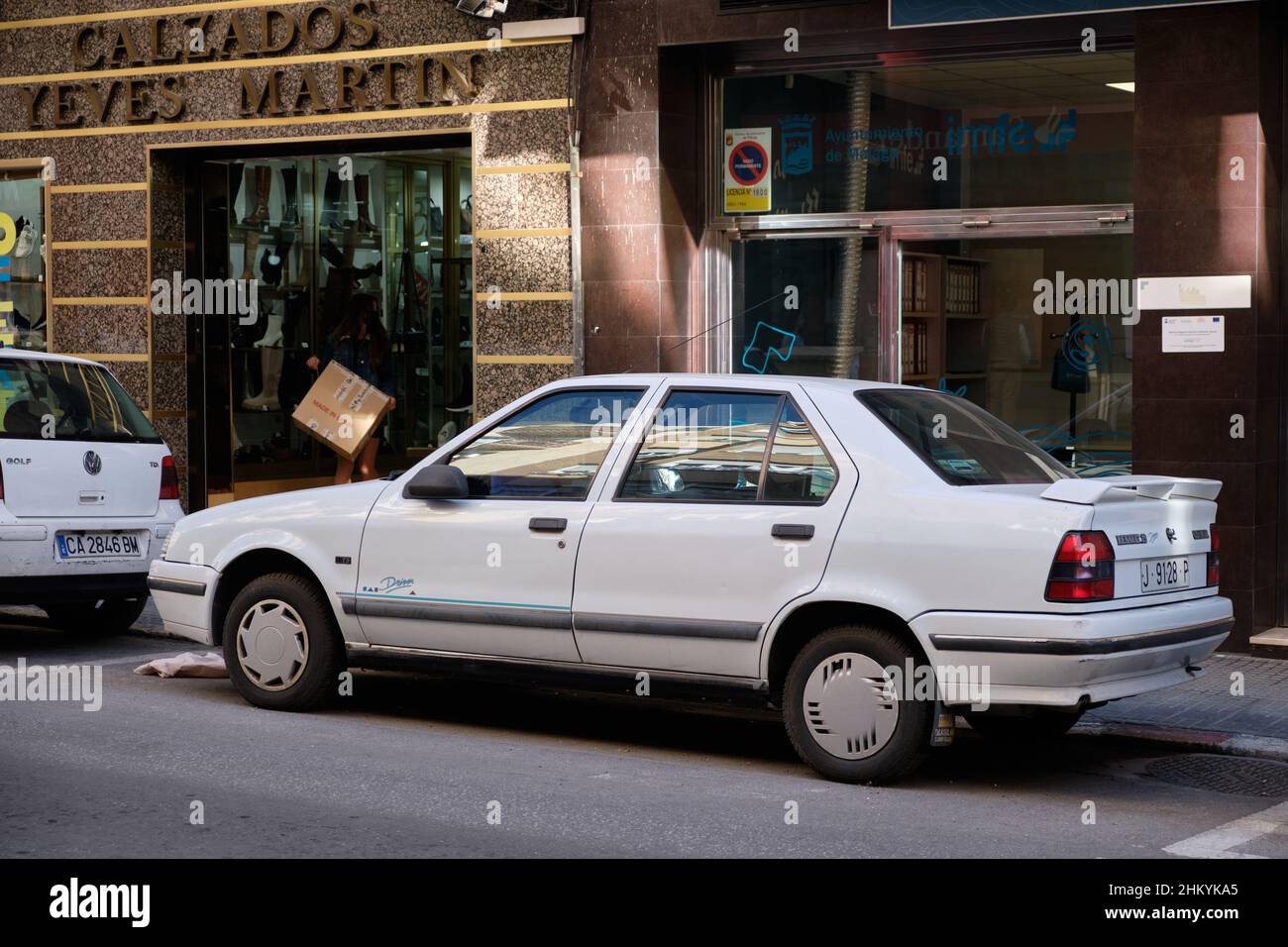 1991 Renault 19 chamade garée à Malaga, Espagne. Banque D'Images