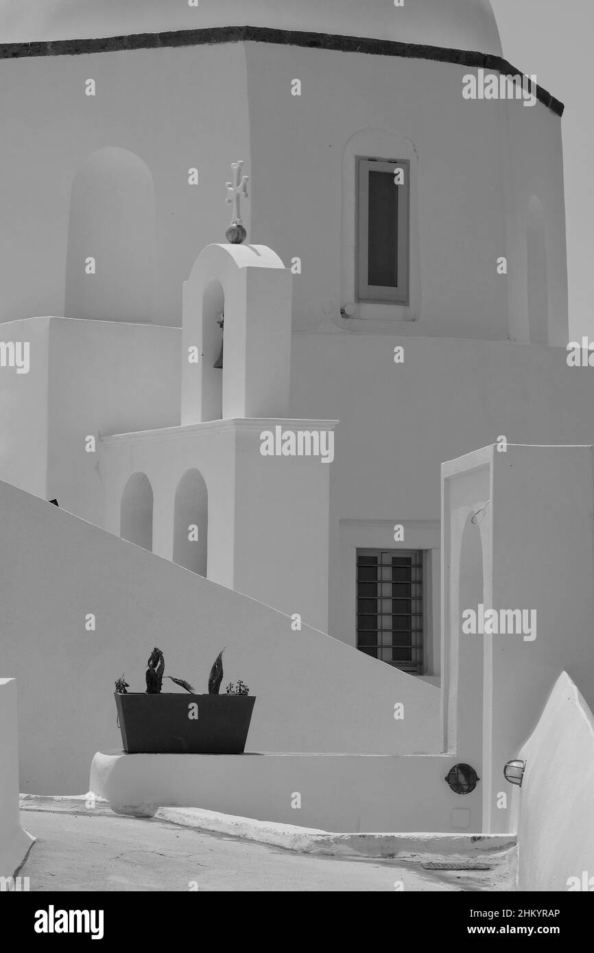 Vue rapprochée d'une belle église orthodoxe traditionnelle blanchie à la chaux à Santorini Grèce en noir et blanc Banque D'Images