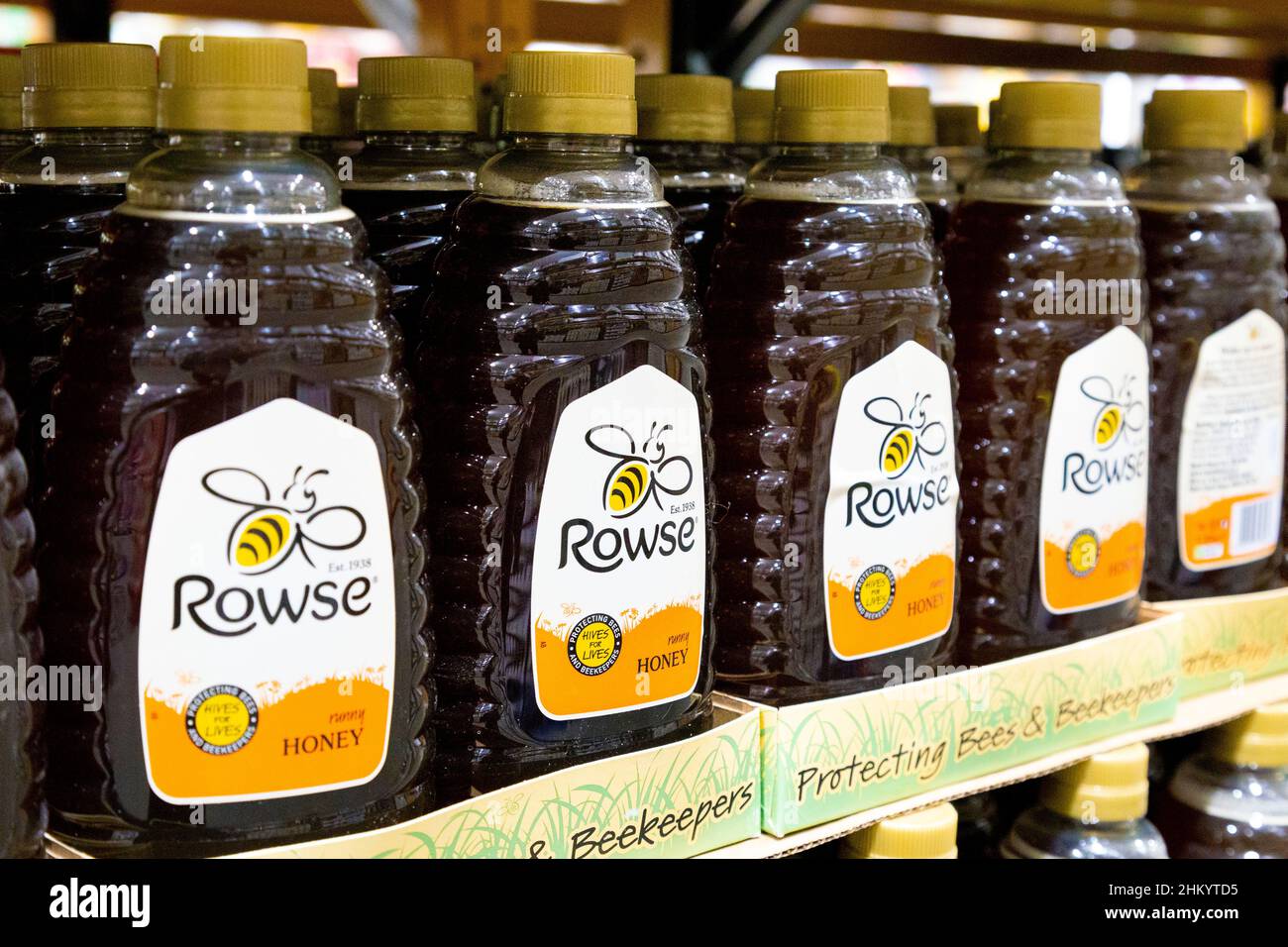 Bouteilles de miel liquide de Rowse dans un supermarché Banque D'Images