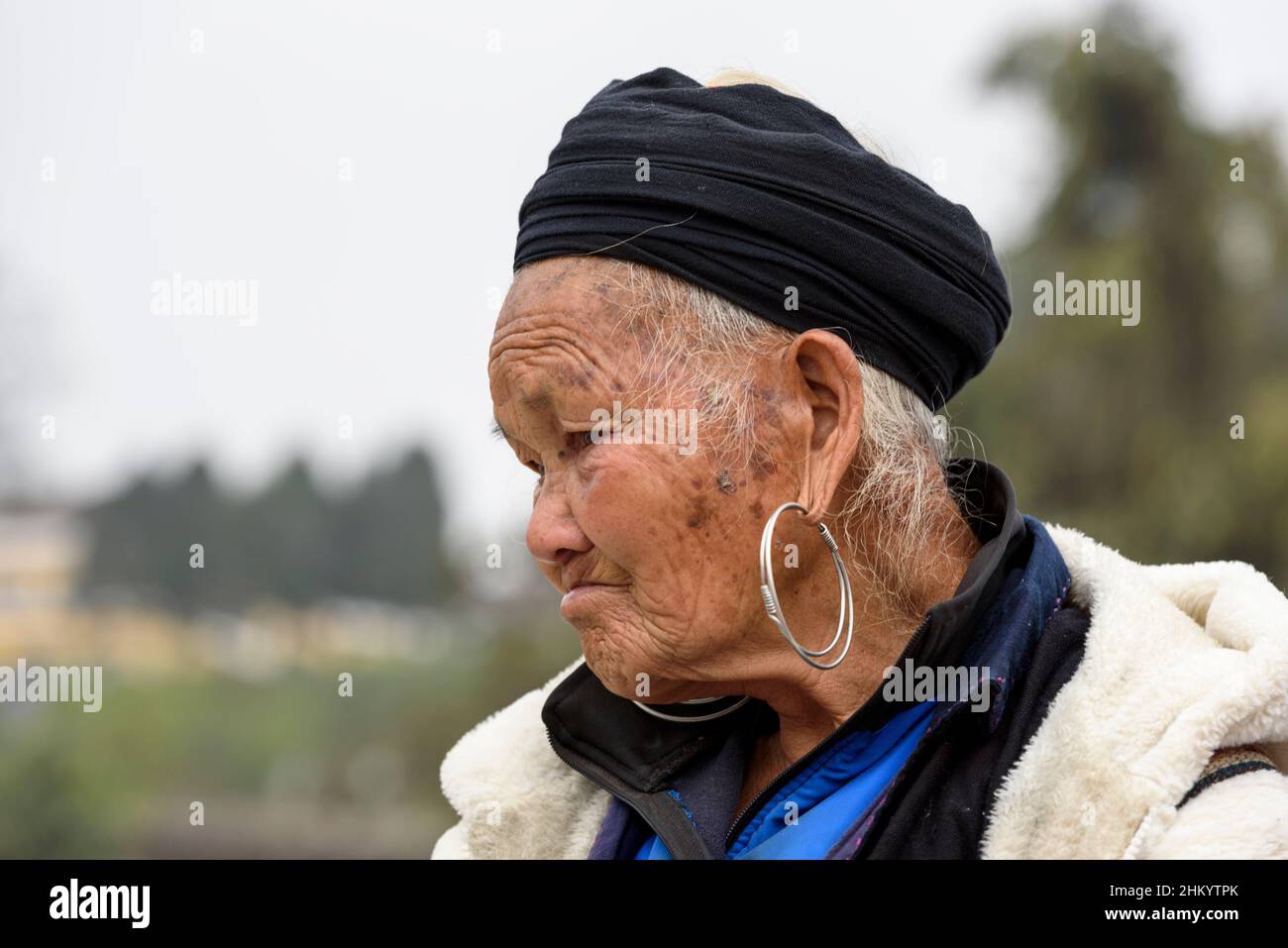 Portrait d'une femme âgée de la tribu ethnique Hmong Noire sur un marché à Sapa (sa Pa), province Lao Cai, Vietnam, Asie du Sud-est Banque D'Images