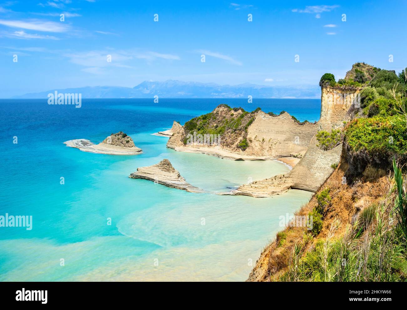 Falaises de Cape Drastis près de Sidari et de Peroulades sur l'île de Corfou en Grèce.Célèbres formations rocheuses avec petite plage et côte sauvage.Populaire grec Banque D'Images