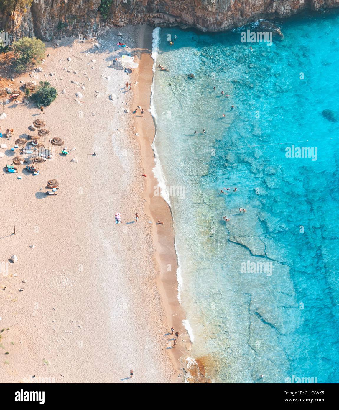 Vue aérienne sur la plage et les eaux turquoise de Butterfly Valley. Turquie. Banque D'Images