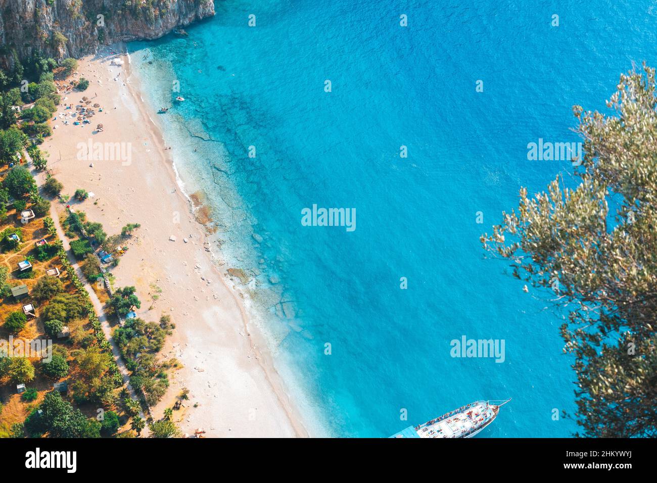 Vue aérienne sur la plage de sable blanc et la mer turquoise de Butterfly Valley, Fethiye, Turquie. Banque D'Images