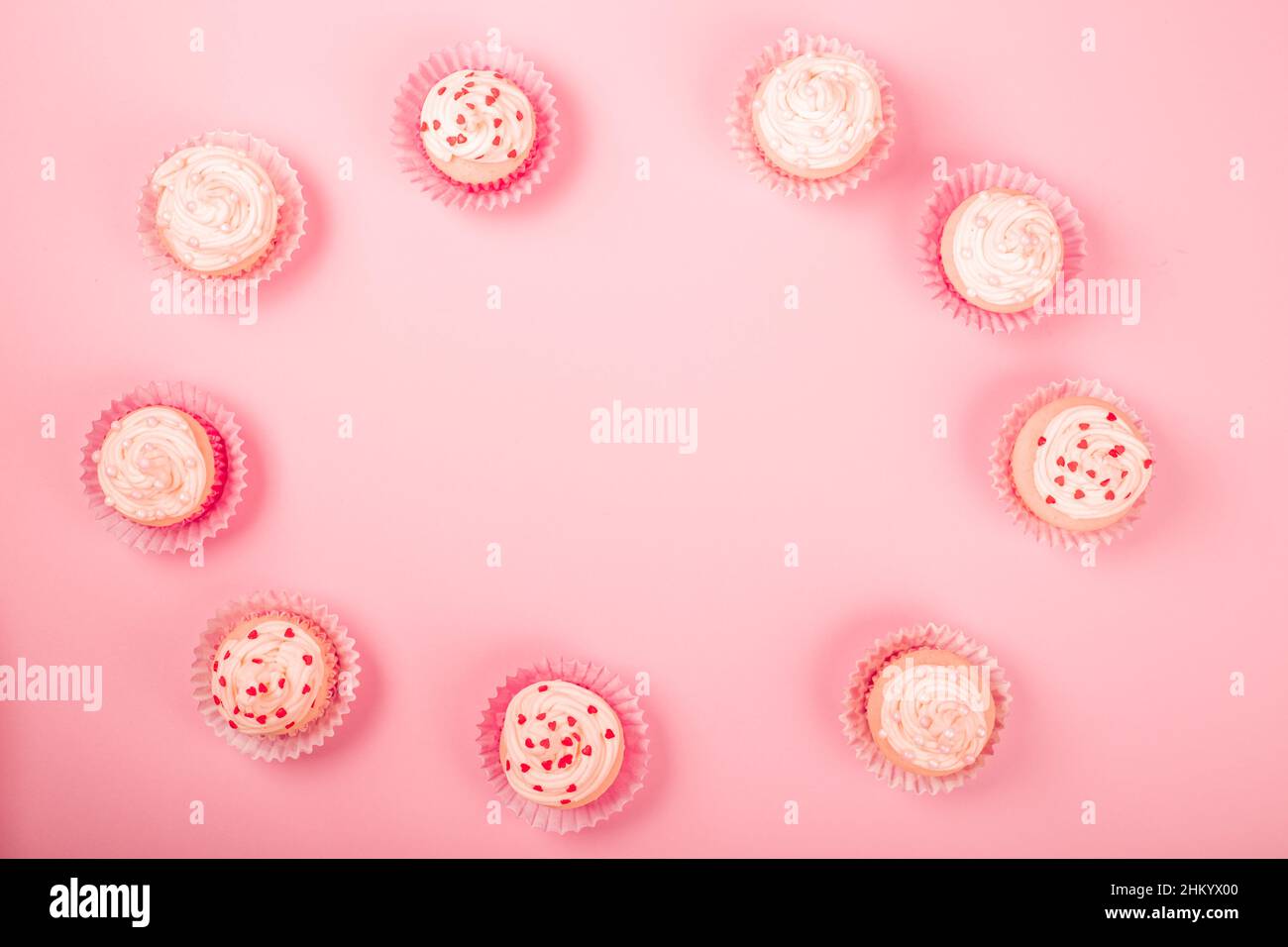 Valentine day love cupcakes décoration crème et coeurs sur fond rose border frame with copy space for text Banque D'Images