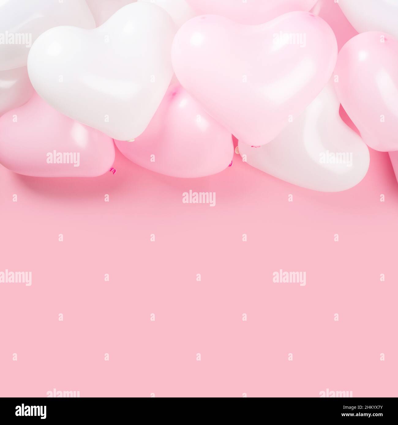 De nombreux messages d'Happy valentines day rose et blanche en forme de coeur fond de ballons border frame télévision coucha avec copie espace pour le texte Banque D'Images