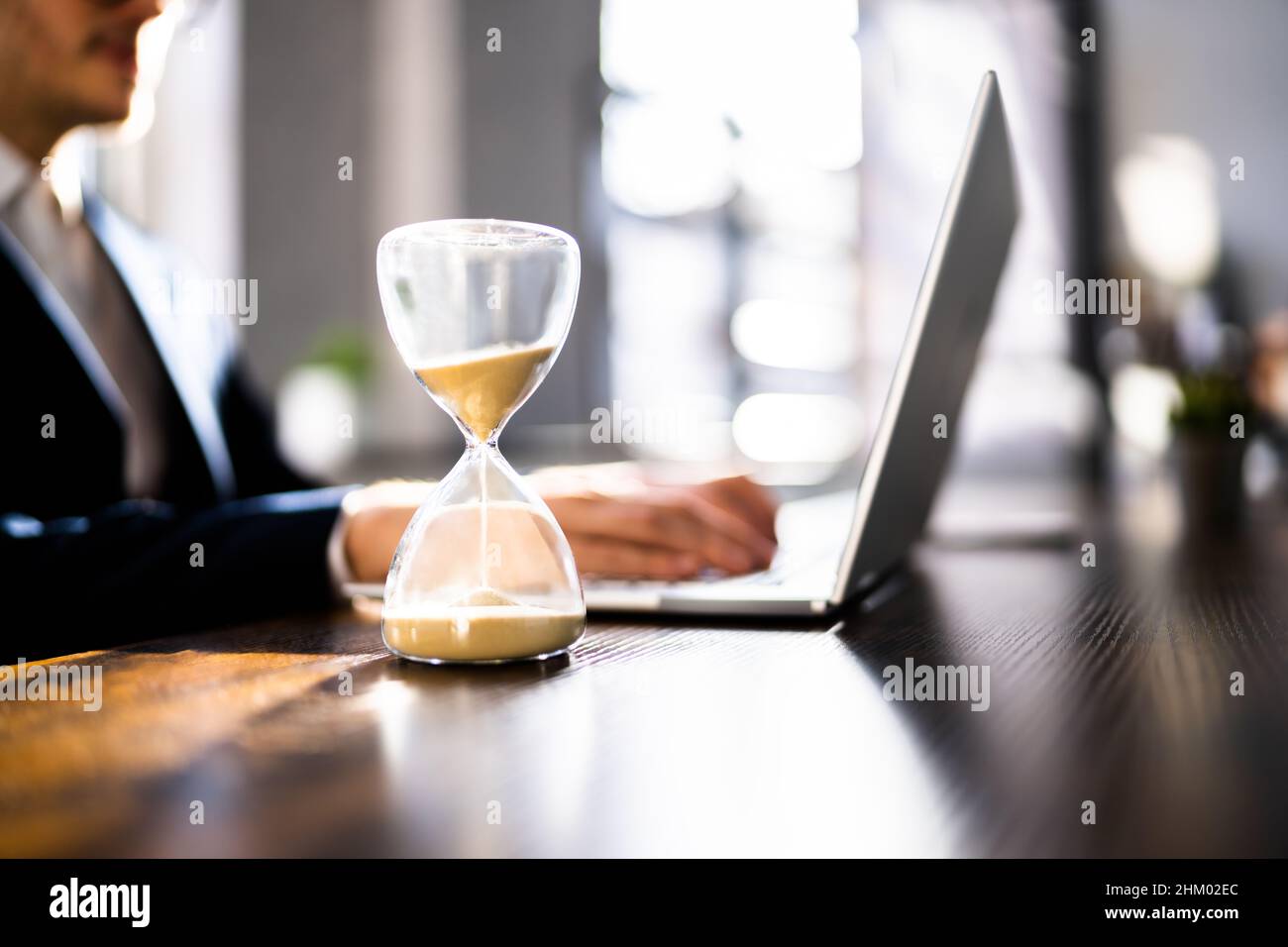 HourGlass sur le bureau. En retard avec facture ou facture Banque D'Images