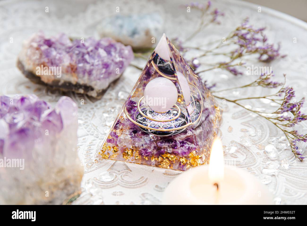 Petit autel avec Orgonite ou Orgone pyramide à l'intérieur de la maison.Convertir l'énergie négative en énergie positive et avoir des pouvoirs de guérison. Banque D'Images