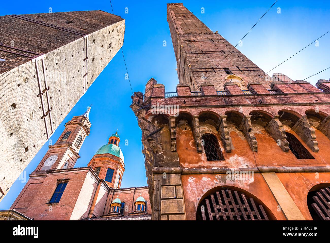 Deux célèbres tours de Bologne tombant Asinelli et Garisenda, Bologne, Émilie-Romagne, Italie Banque D'Images