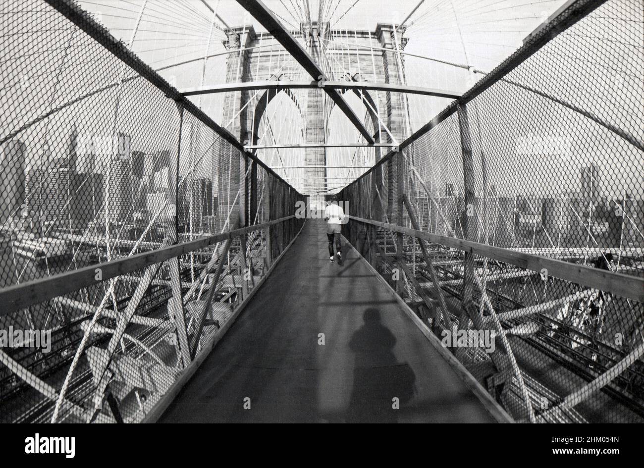 Une rampe temporaire au-dessus du pont de Brooklyn pendant que la piste piétonne et cyclable était en cours de rénovation.Vers 1980 quand le pont était en grave déréparation. Banque D'Images
