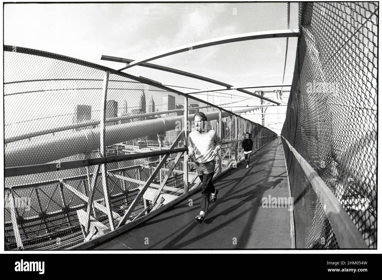 Une rampe temporaire au-dessus du pont de Brooklyn pendant que la piste piétonne et cyclable était en cours de rénovation.Vers 1980 quand le pont était en grave déréparation. Banque D'Images