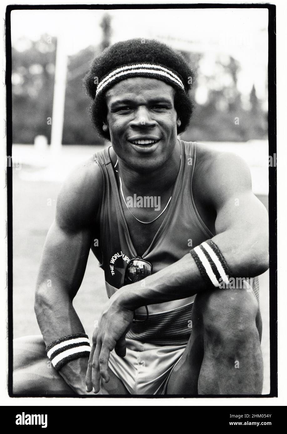 Portrait posé du joueur de football primé Heisman Charles White à l'enregistrement de l'émission de télévision World Superstars 1980 à Lucaya, Bahamas. Il n'a pas gagné. Banque D'Images