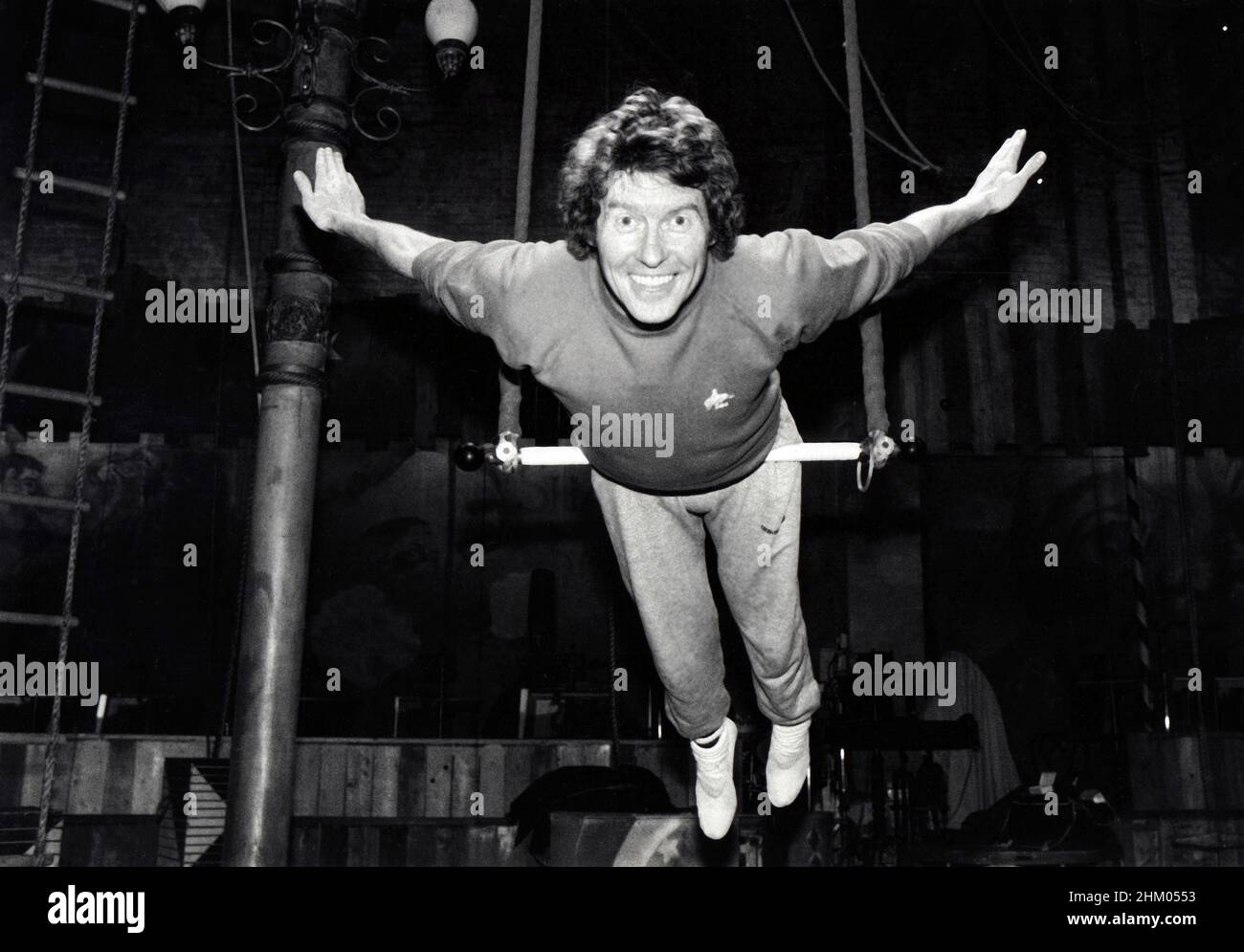 MICHAEL CRAWFORD se prépare pour son rôle de premier plan dans la production théâtrale de Barnum à Londres en s'entraîner à New York avec la Big Apple Circus School. À Manhattan, 1981. Banque D'Images
