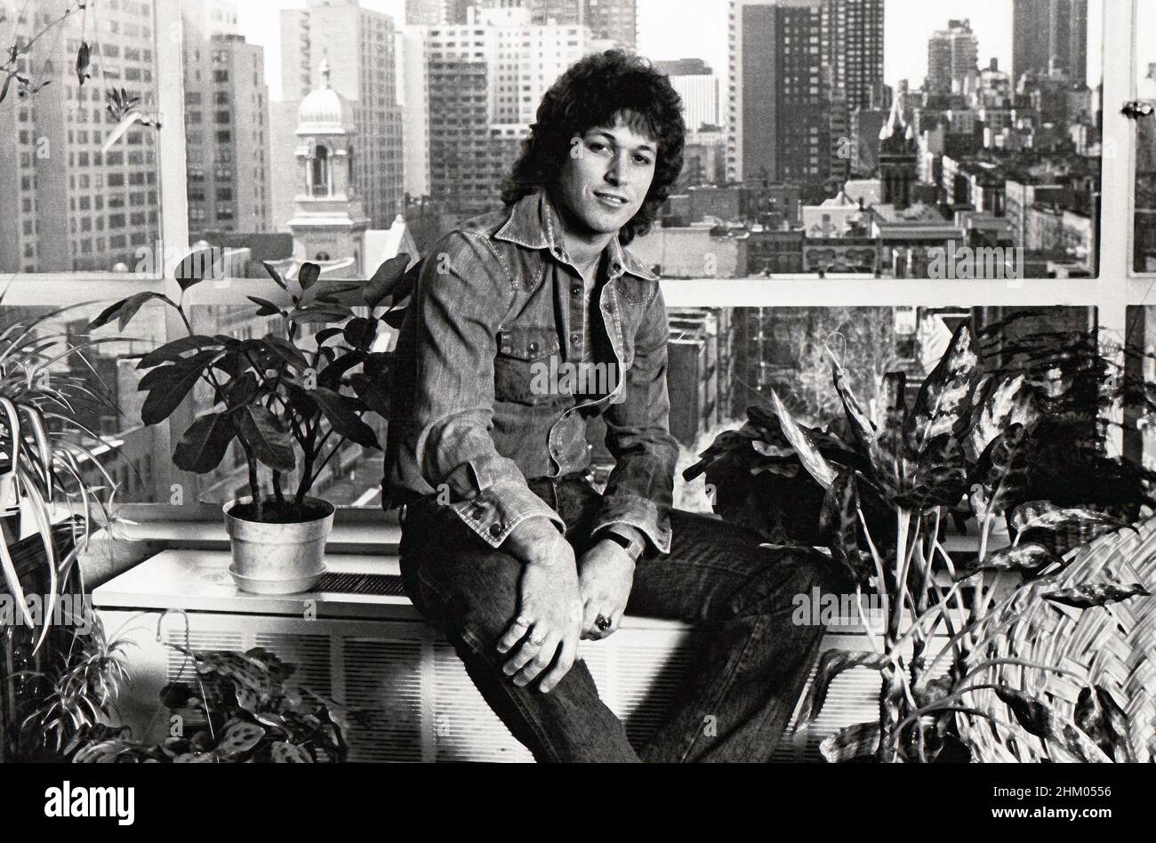 Un portrait de 1979 des Rangers de New York centre Ron Duguay dans son appartement Upper East Side à New York. Il a également été entraîneur et analyste de télévision. Banque D'Images