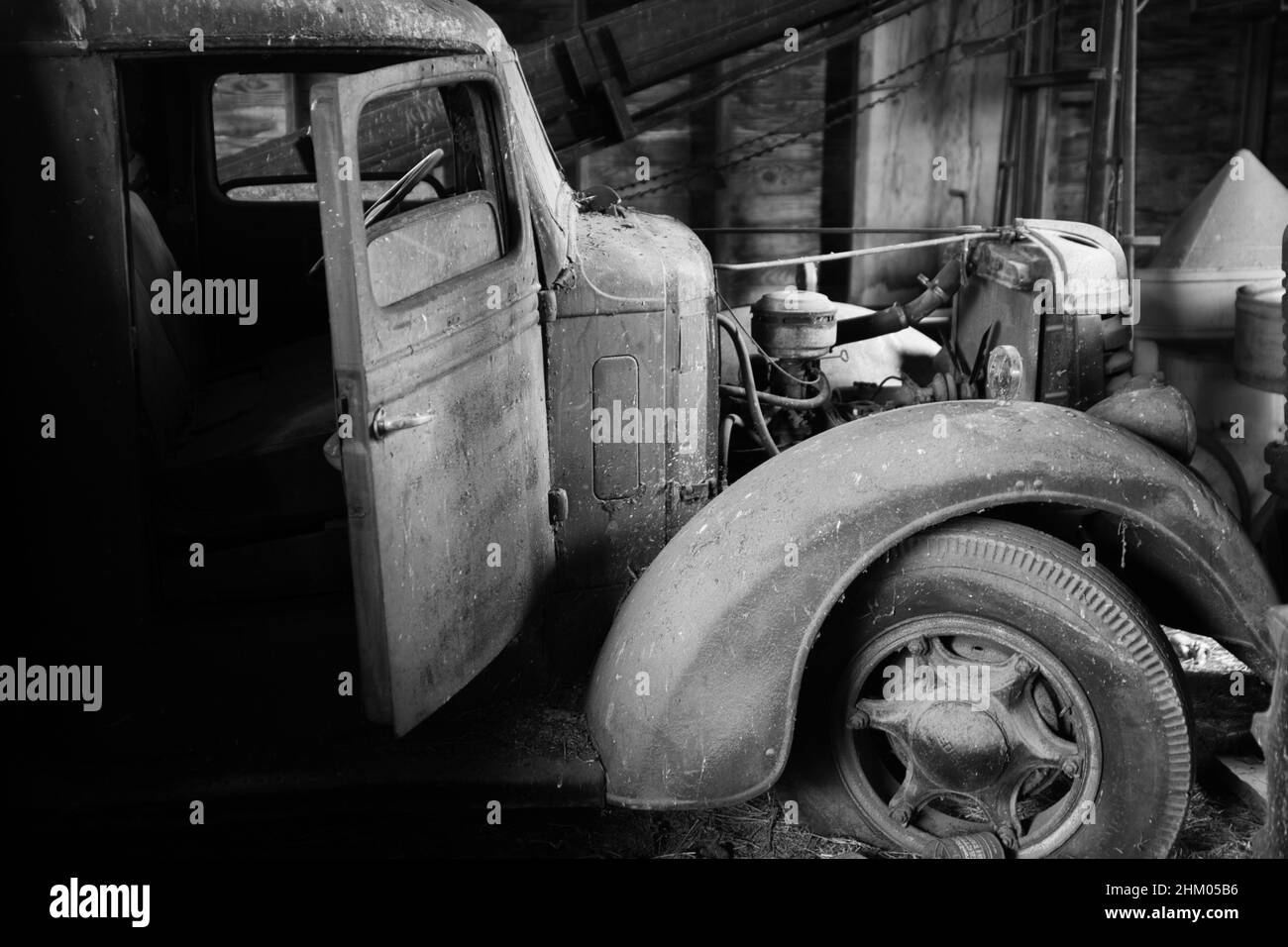 Gros plan du camion antique et inutile abandonné dans le garage Banque D'Images