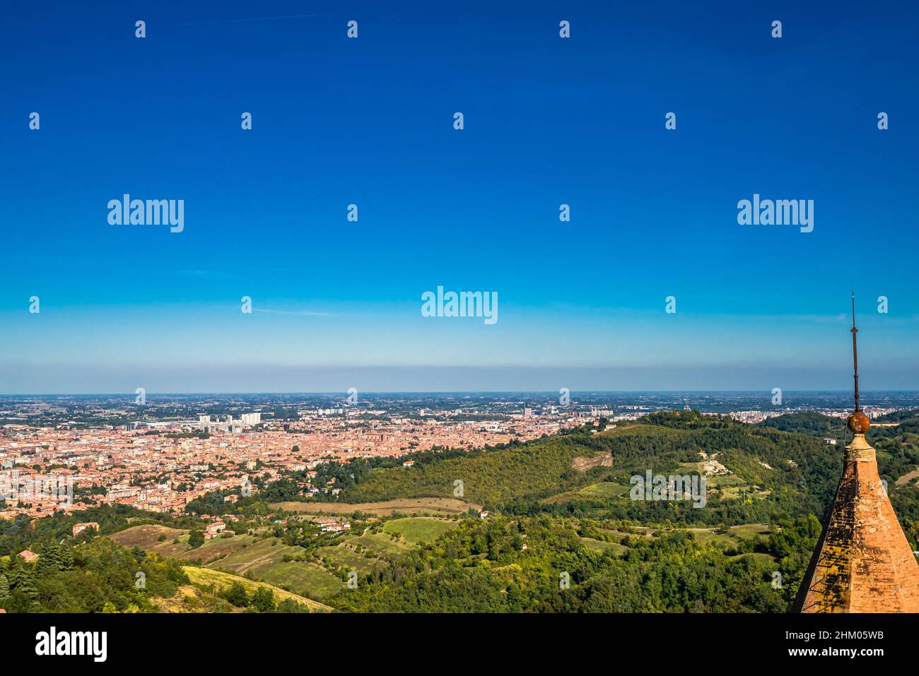Vue panoramique sur le paysage urbain de Bologne depuis le Santuario della Madonna di San Luca Banque D'Images