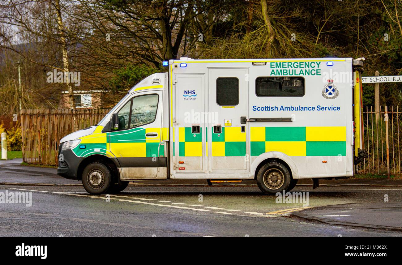 Une ambulance d'urgence du NHS Scottish Ambulance Service répondant à un appel 999 de leur dépôt à West School Road à Dundee, en Écosse Banque D'Images